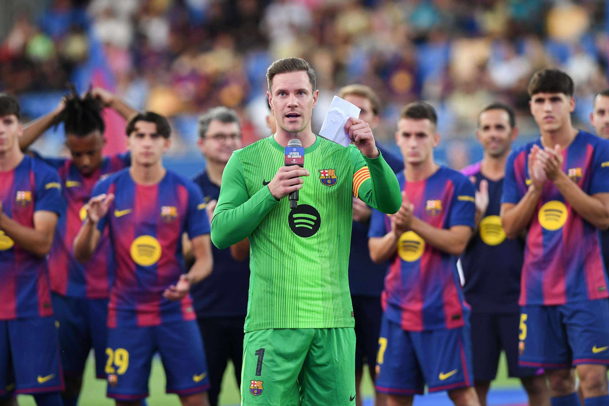 Marc-André ter Stegen mit einem Mikrofon und Zettel