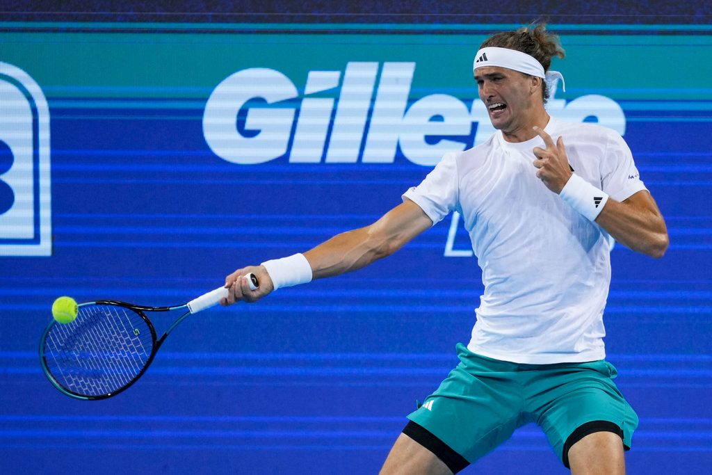 Alexander Zverev schlägt gegen den Tennisball