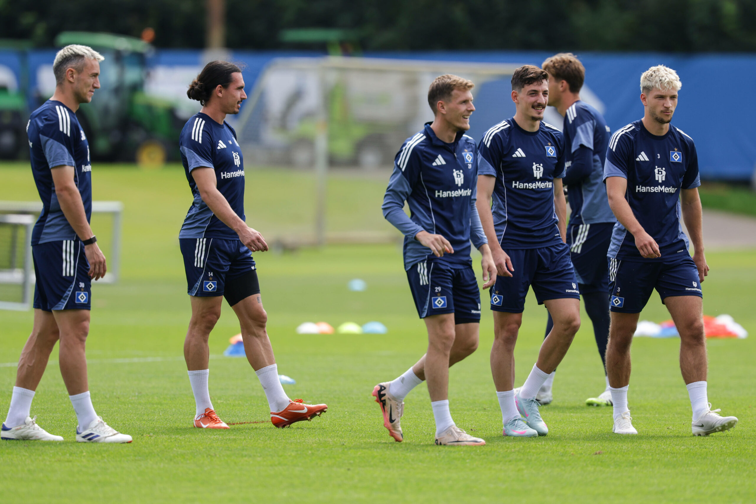 Silvan Hefti, Rayan Philippe, Emir Sahiti, Giorgi Gocholeishvili und Noah Katterbach nebeneinander im HSV-Training