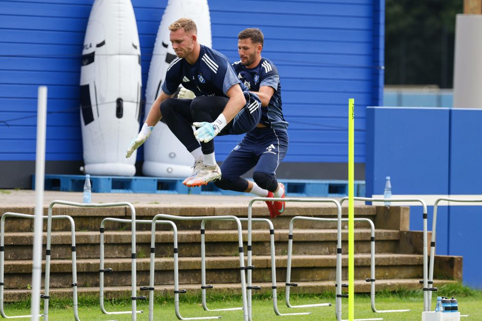 Daniel Peretz und Daniel Heuer Fernandes springen im Training über Hürden