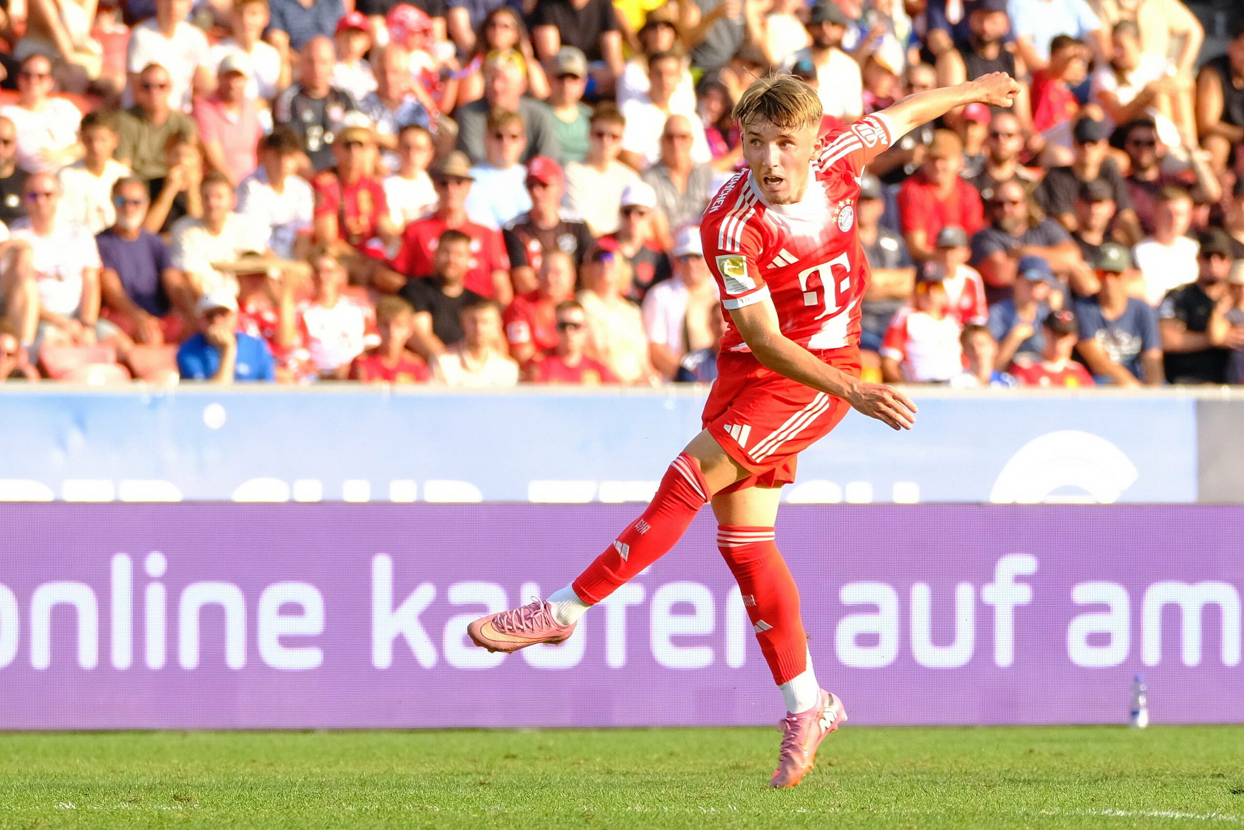 Lennart Karl schießt.