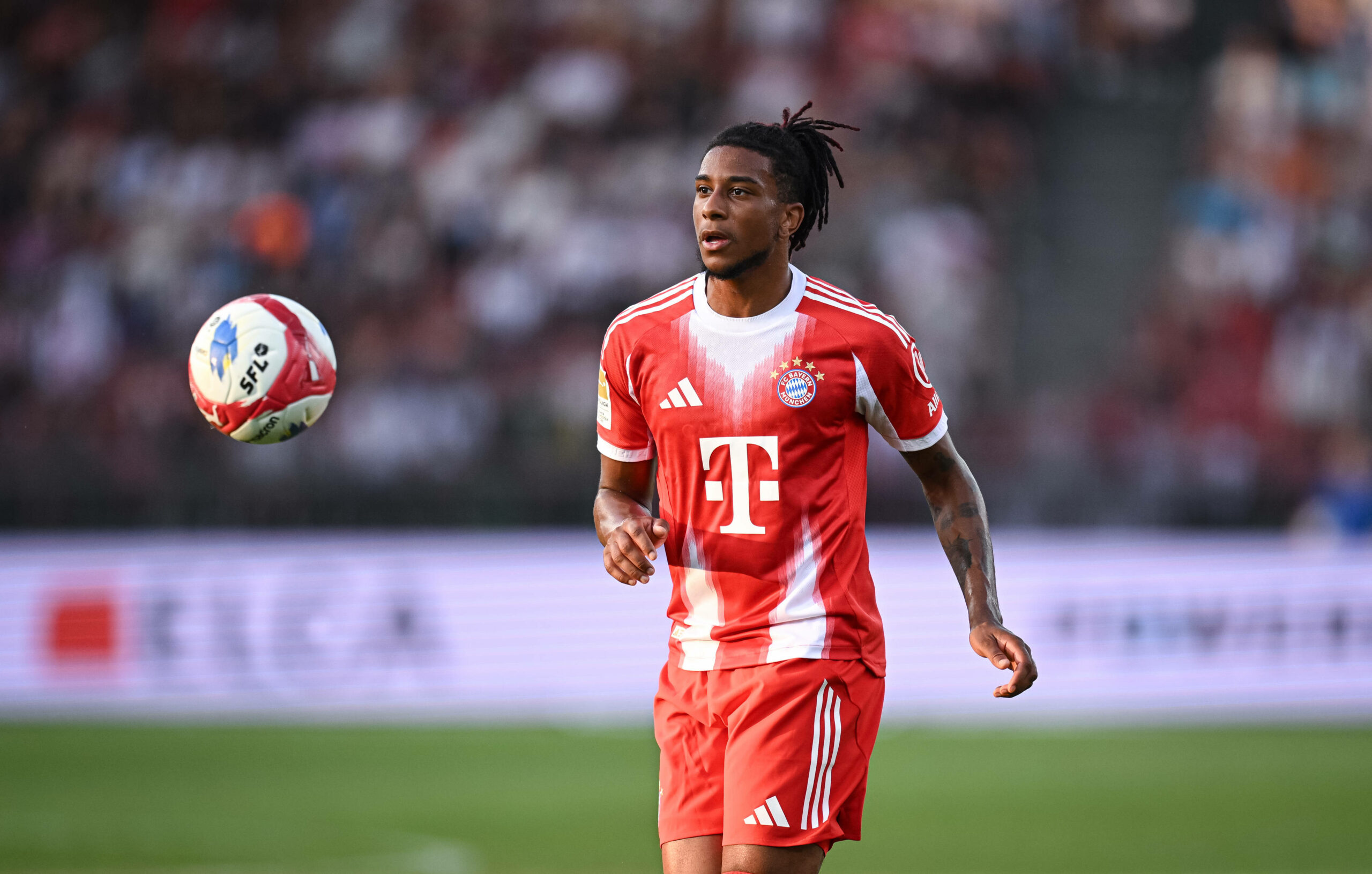 Michael Olise im neuen Heimtrikot des FC Bayern München während des Testspiels gegen den Grasshopper Club Zürich am 12. August 2025