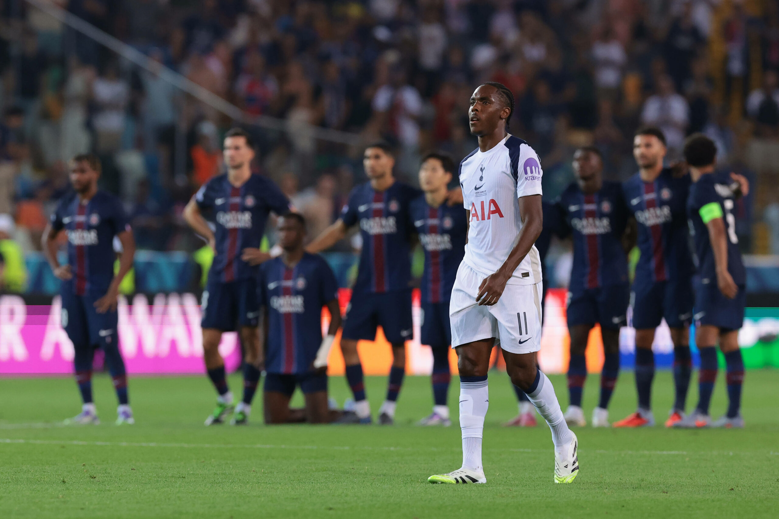Tottenham-Stürmer Mathys Tel verschoss einen Elfmeter im UEFA-Supercup gegen Paris Saint-Germain.