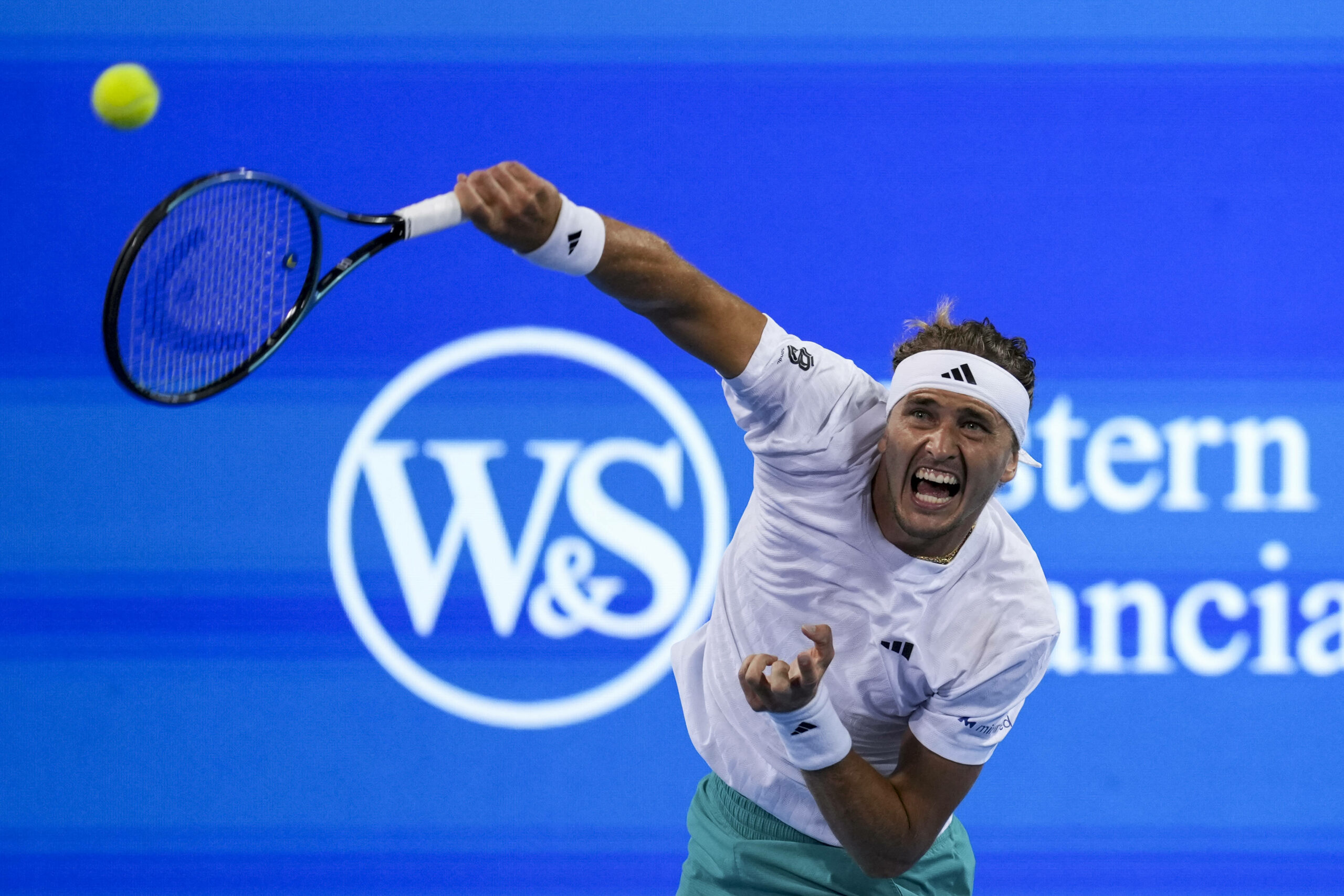 Cincinnati (USA), 13. August 2025: Alexander Zverev (Deutschland) schlägt im Match gegen Karen Khachanov (Russland) bei den Cincinnati Open auf.