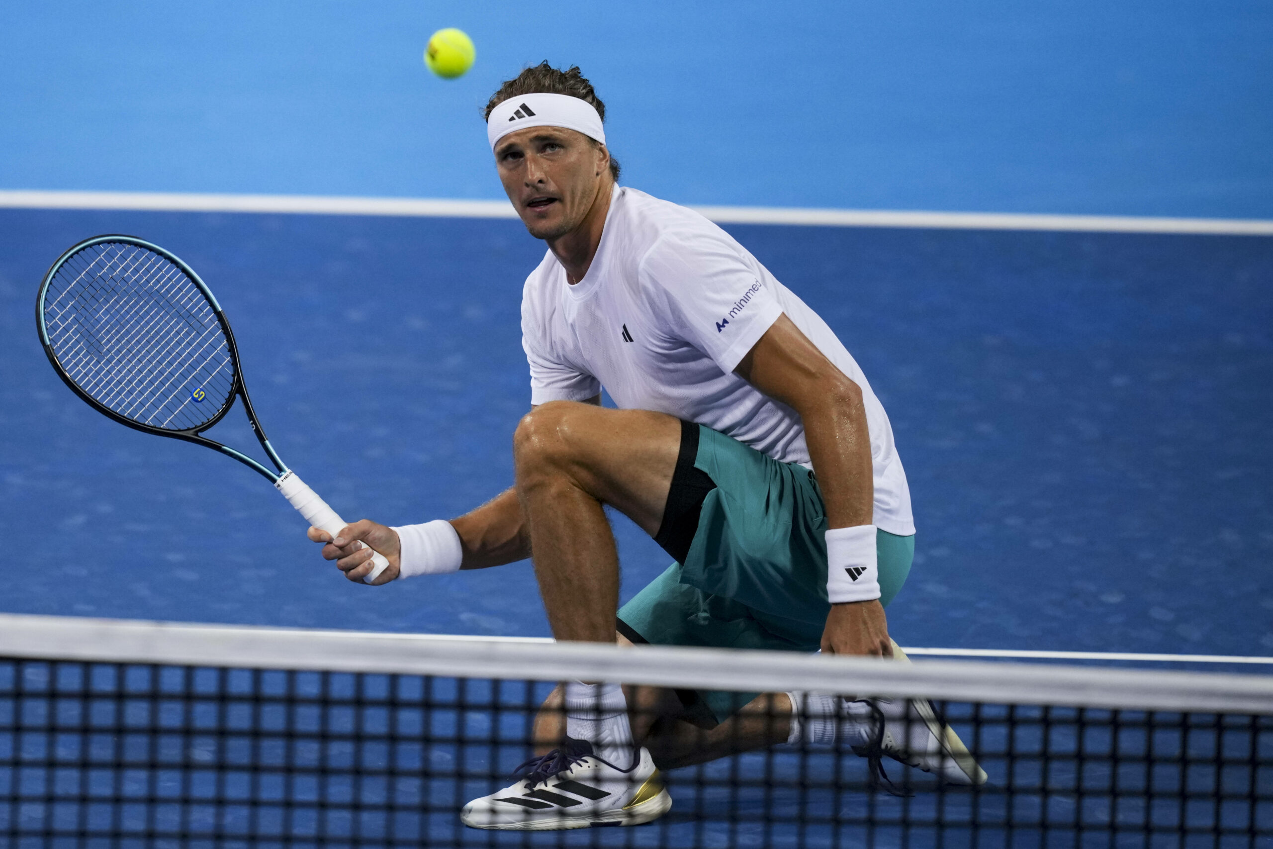 Cincinnati, USA: Alexander Zverev (Deutschland) schlägt im Match gegen Karen Chatschanow (Russland) bei den Cincinnati Open im Lindner Family Tennis Center einen Ball zurück.
