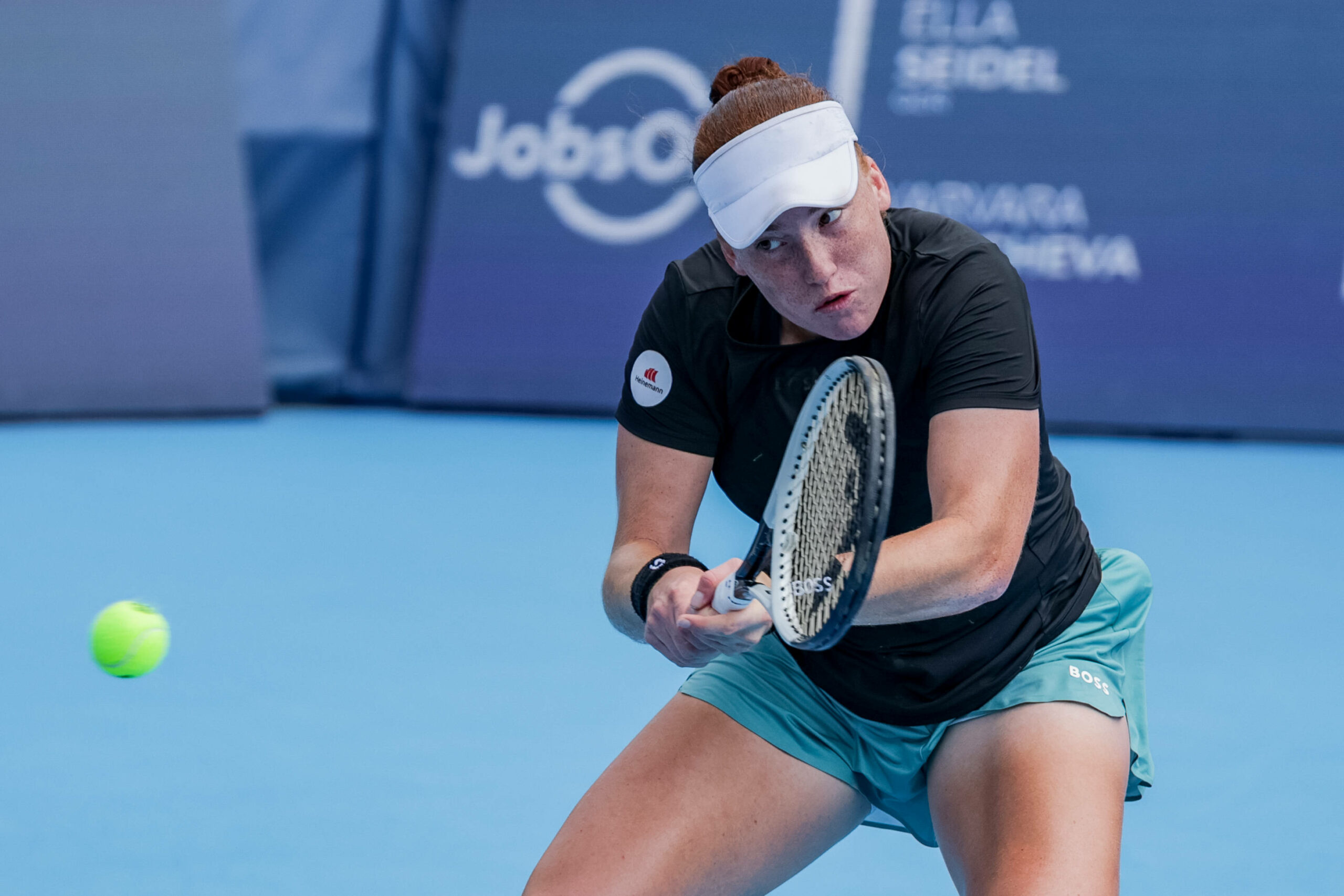 Ella Seidel spielt den Ball