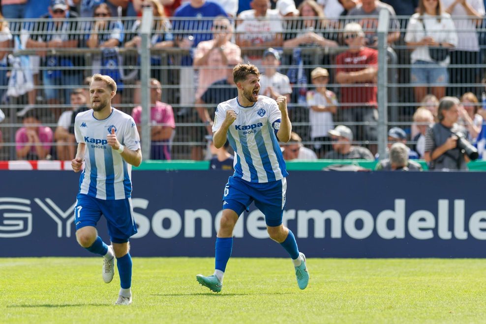 Pirmasens-Spieler Yannick Grieß feiert sein Tor gegen den HSV