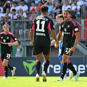 Gui Ramos feiert sein Tor für den HSV in Pirmasens