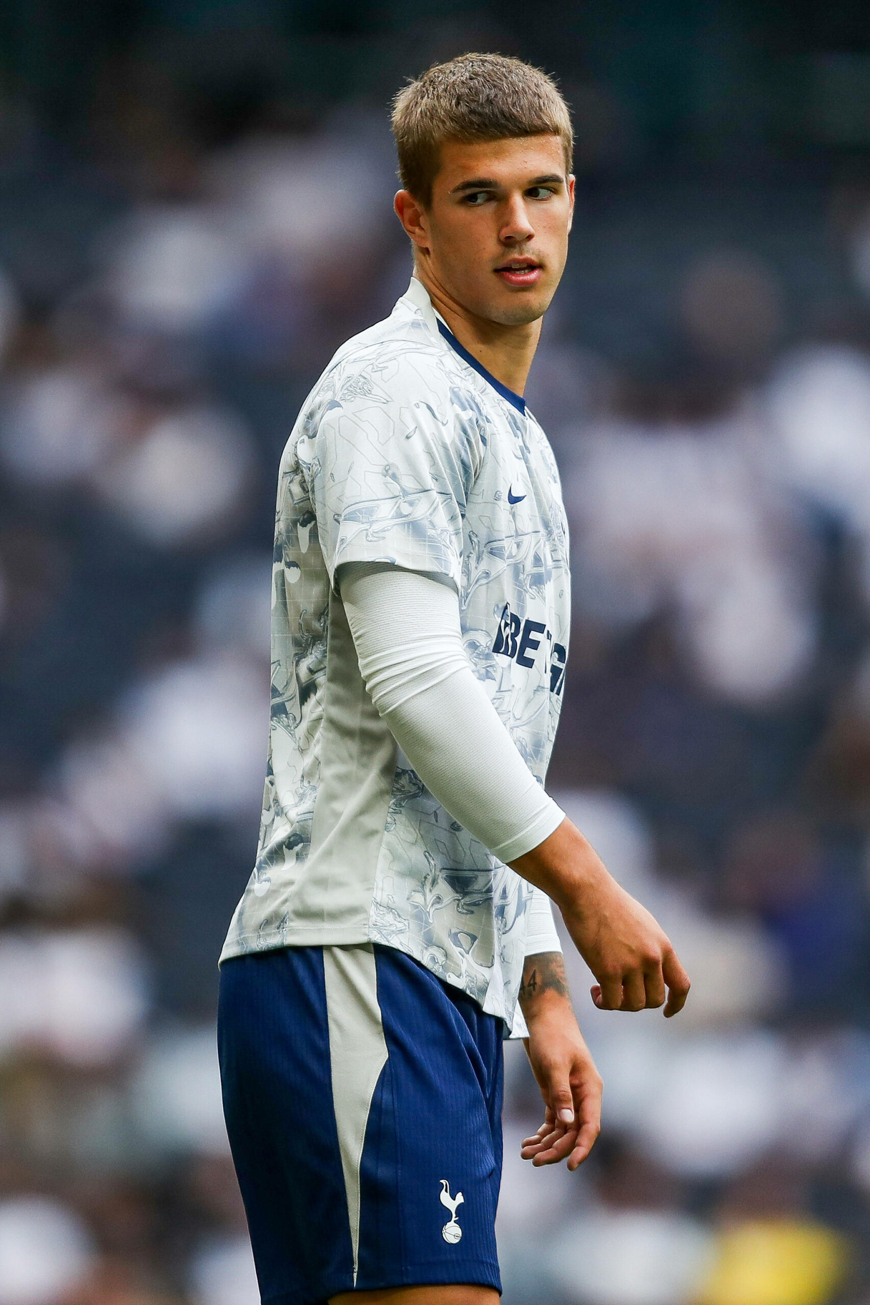 Luka Vuskovic würde gern zum HSV wechseln – doch am Samstag stand der Kroate im Kader Tottenhams.