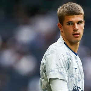 Luka Vuskovic würde gern zum HSV wechseln – doch am Samstag stand der Kroate im Kader Tottenhams.