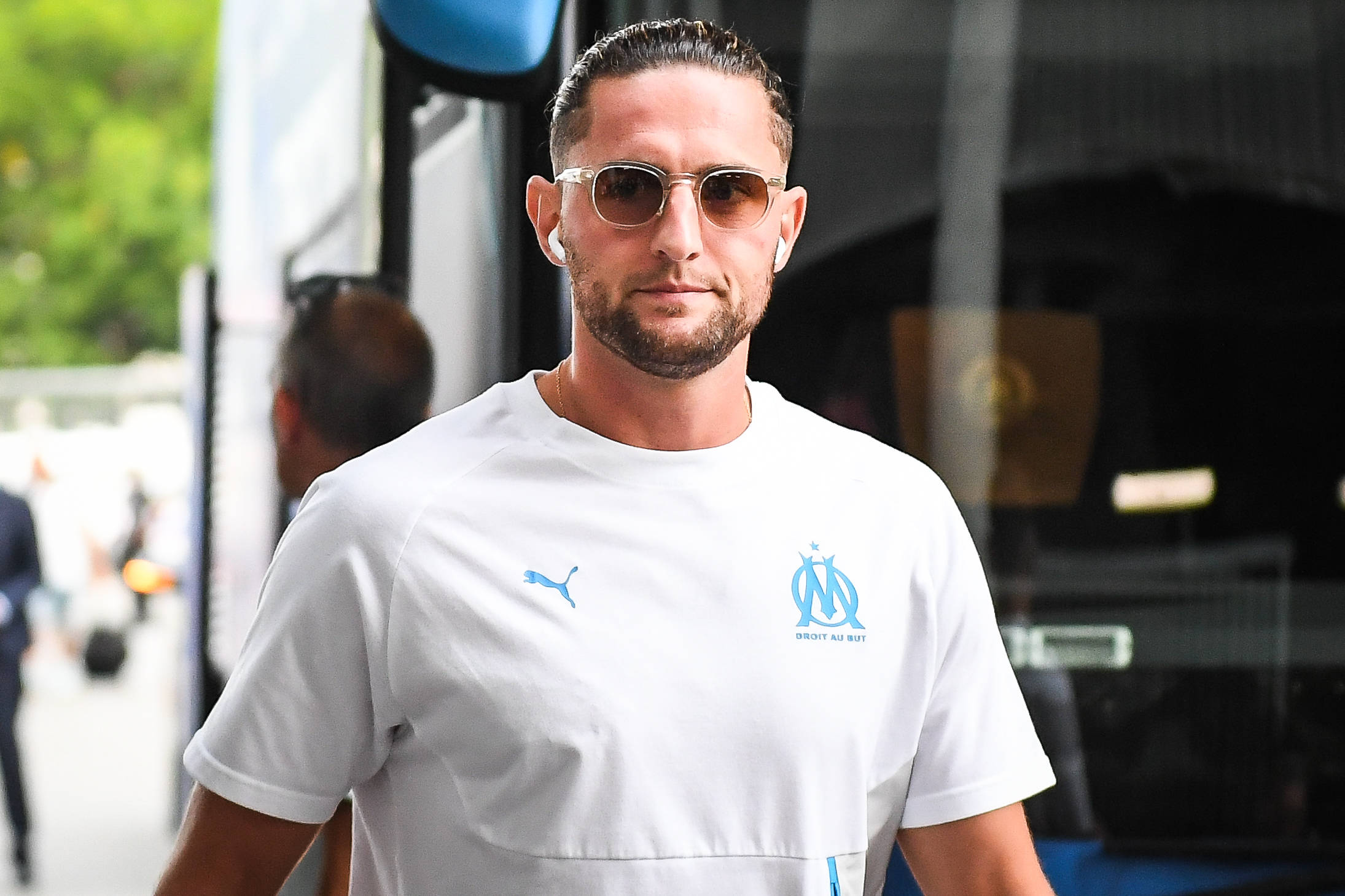 Adrien Rabiot vor dem Teambus von Olympique Marseille