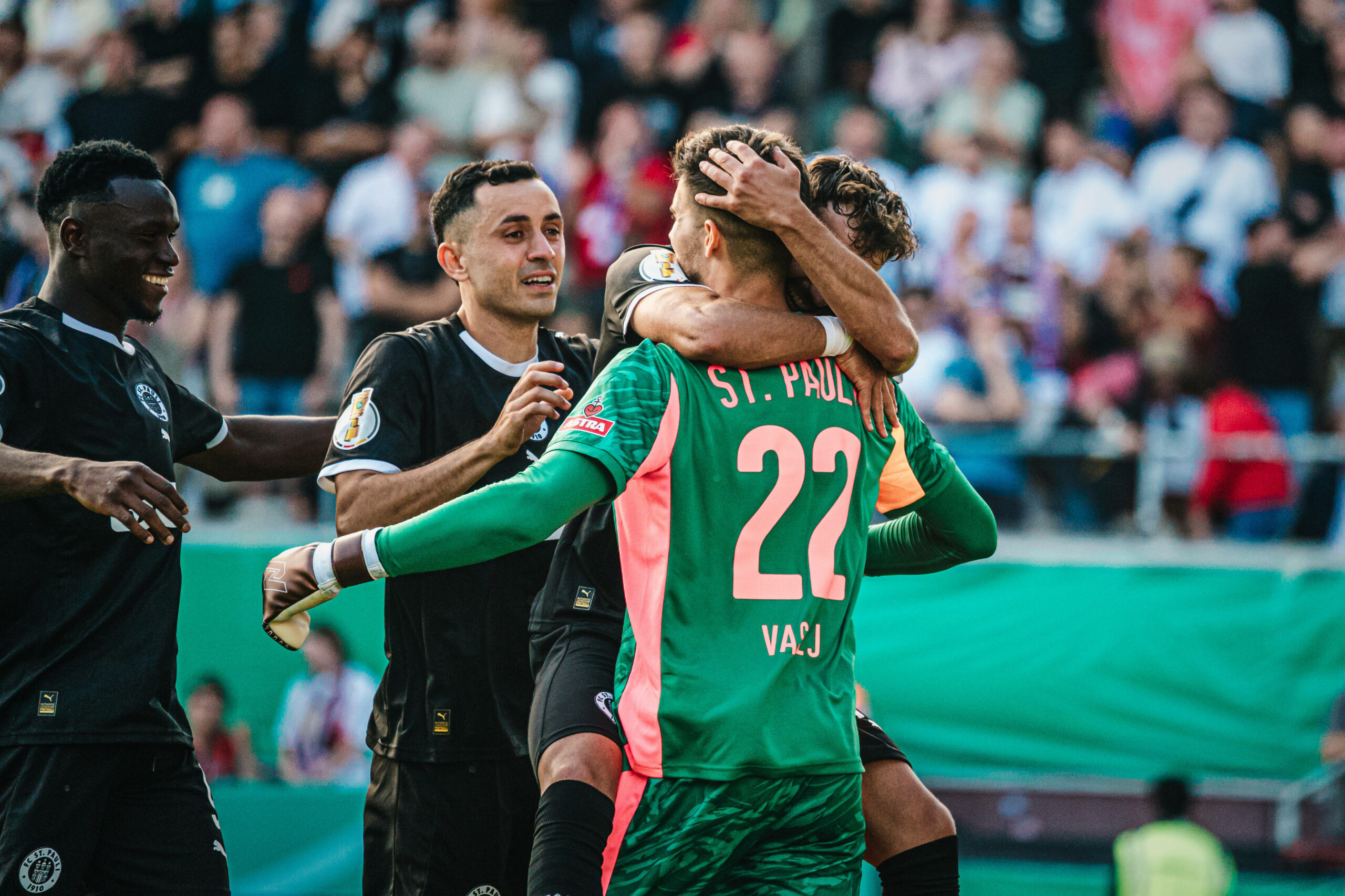 St. Paulis Torwart Nikola Vasilj beim Pokalspiel gegen Eintracht Norderstedt