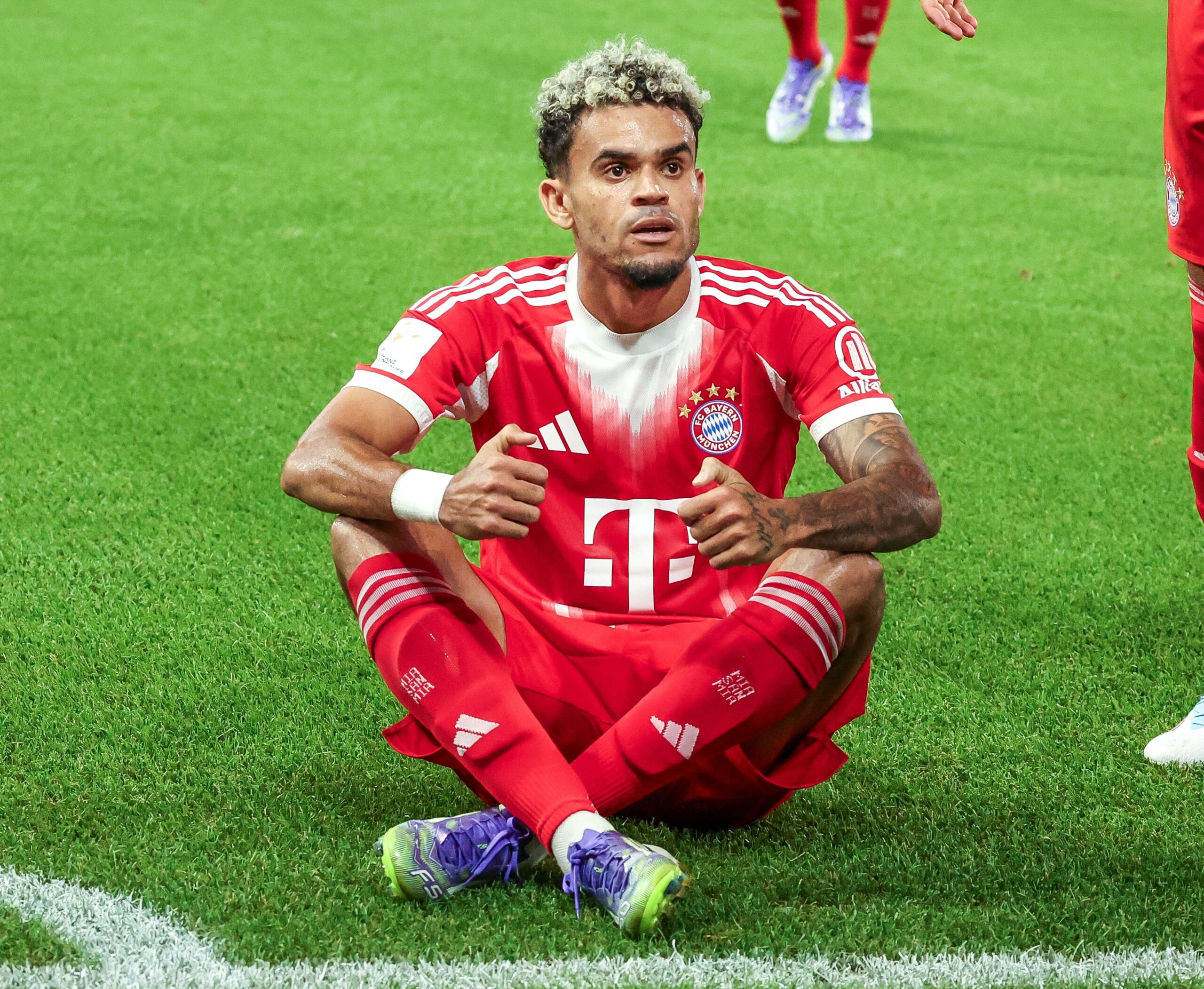 Bayerns Luis Díaz jubelt im Schneidersitz