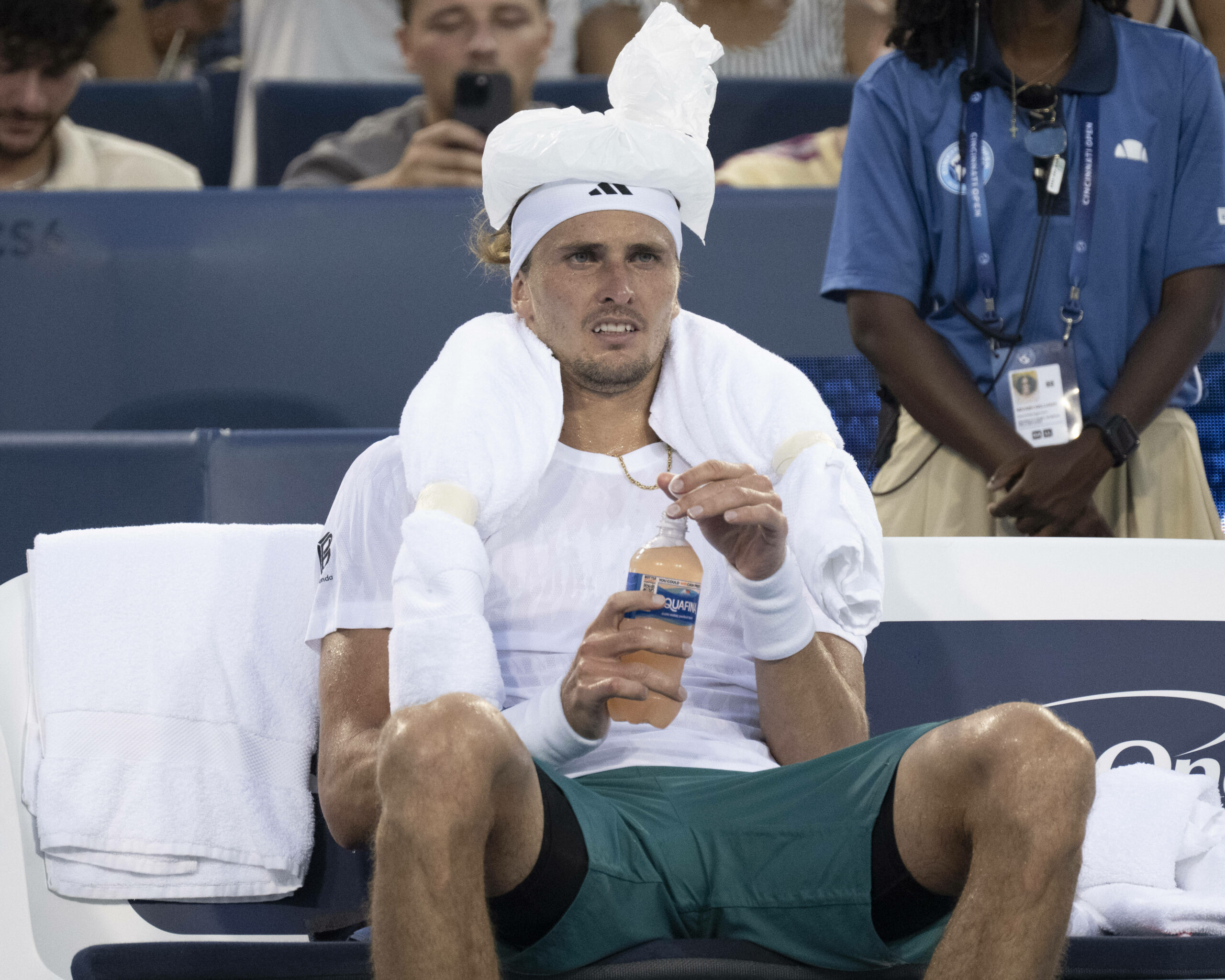 Alexander Zverev sitzt entkräftet auf der Bank