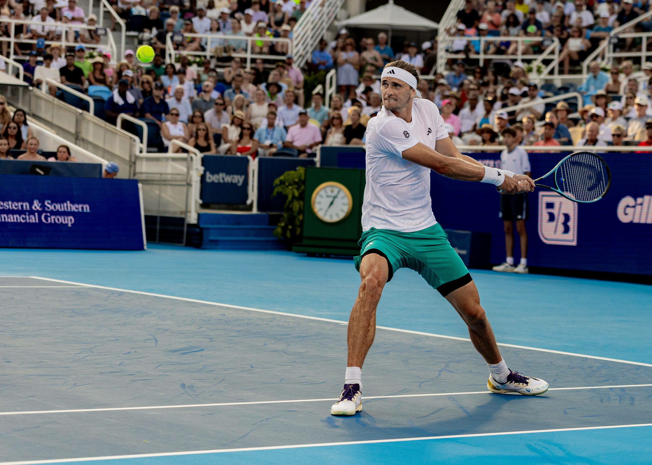 Alexander Zverev holt zum Schlag aus