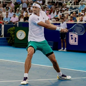 Alexander Zverev holt zum Schlag aus