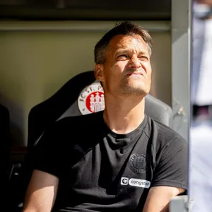 Im DFB-Pokal gegen Norderstedt konnte Alexander Blessin mit seinem FC St. Pauli nicht zufrieden sein. Gegen Dortmund soll es besser werden.