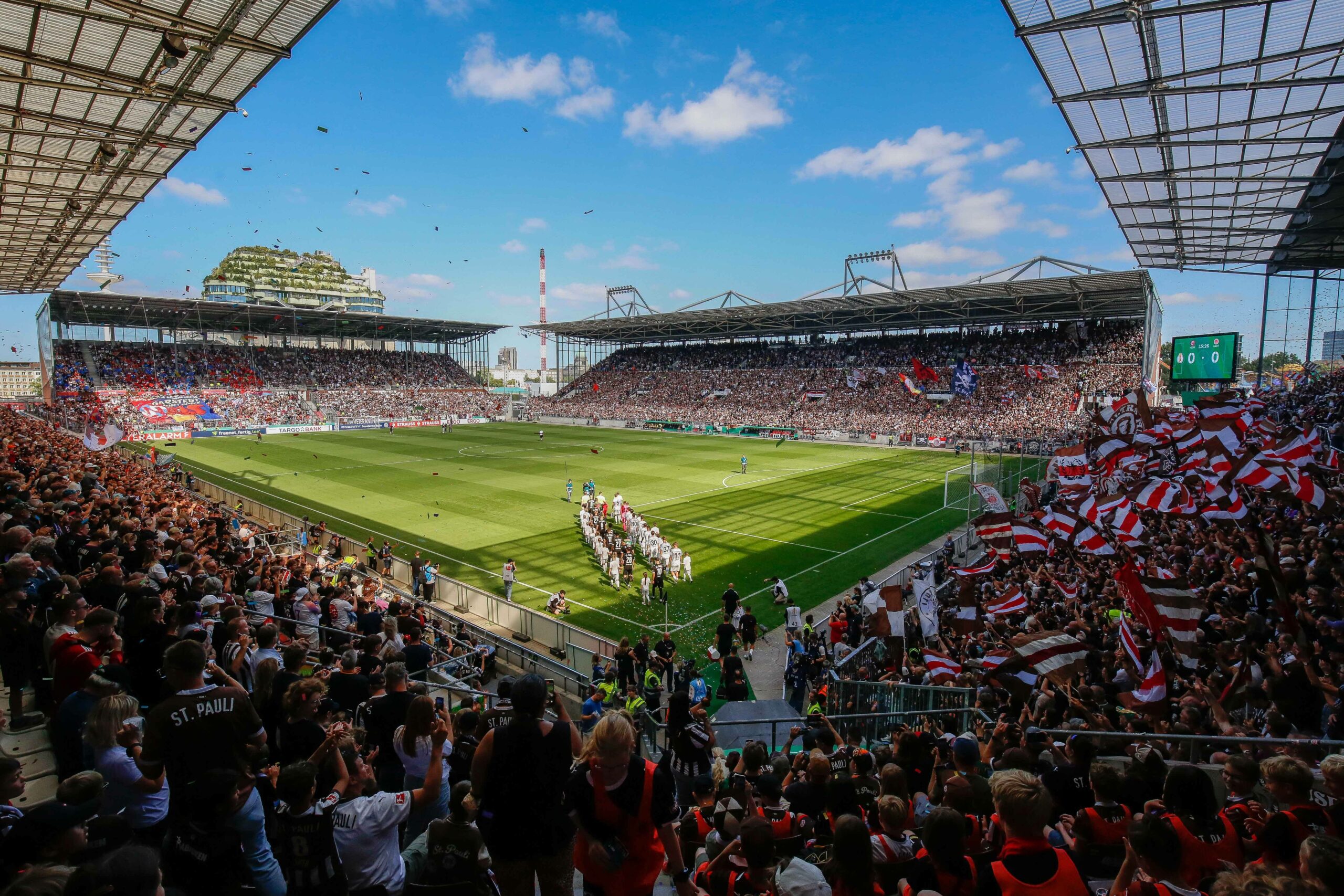 Einlauf der Mannschaften am Millerntor des FC St. Pauli