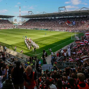 Einlauf der Mannschaften am Millerntor des FC St. Pauli