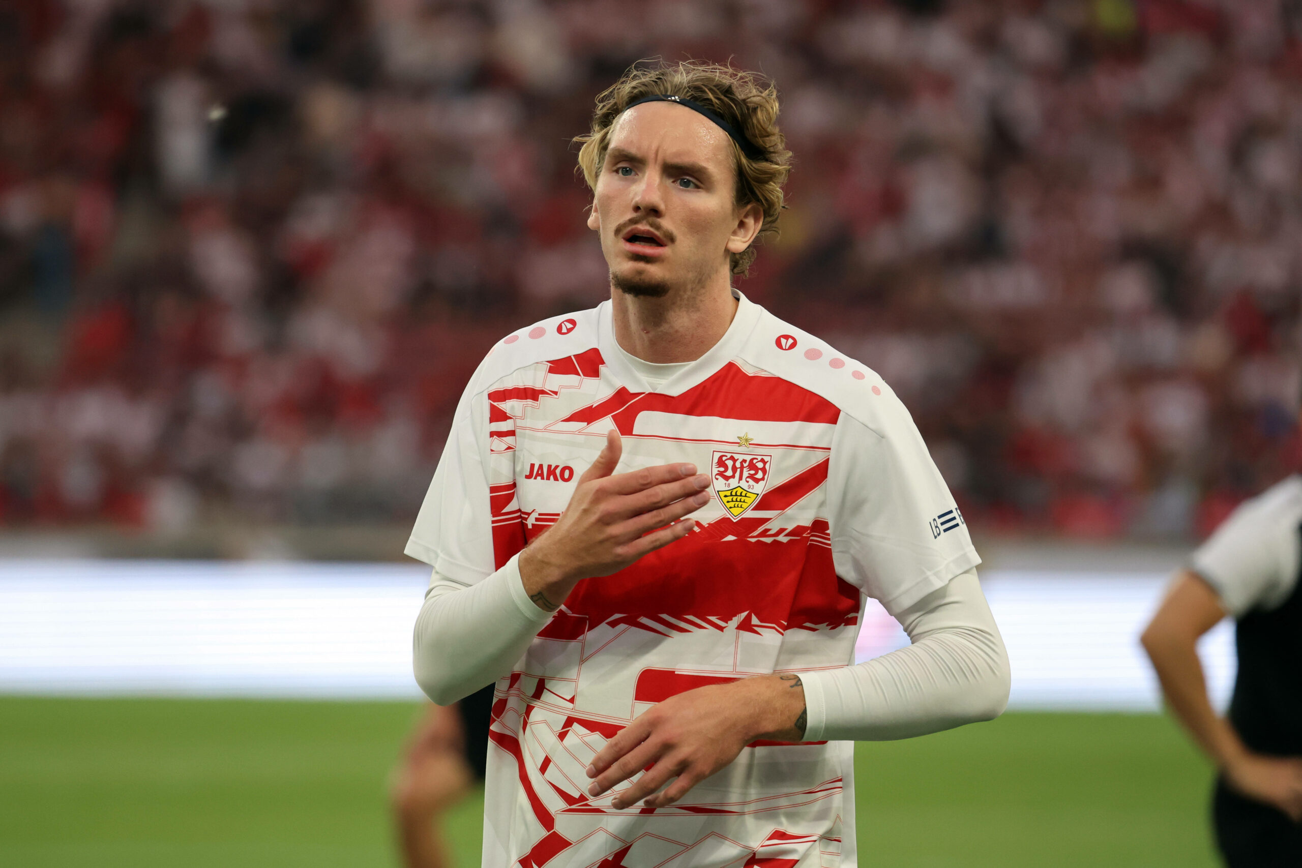 Nick Woltemade klopft auf das VFB-Wappen