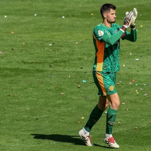 Nikola Vasilj klatscht Beifall