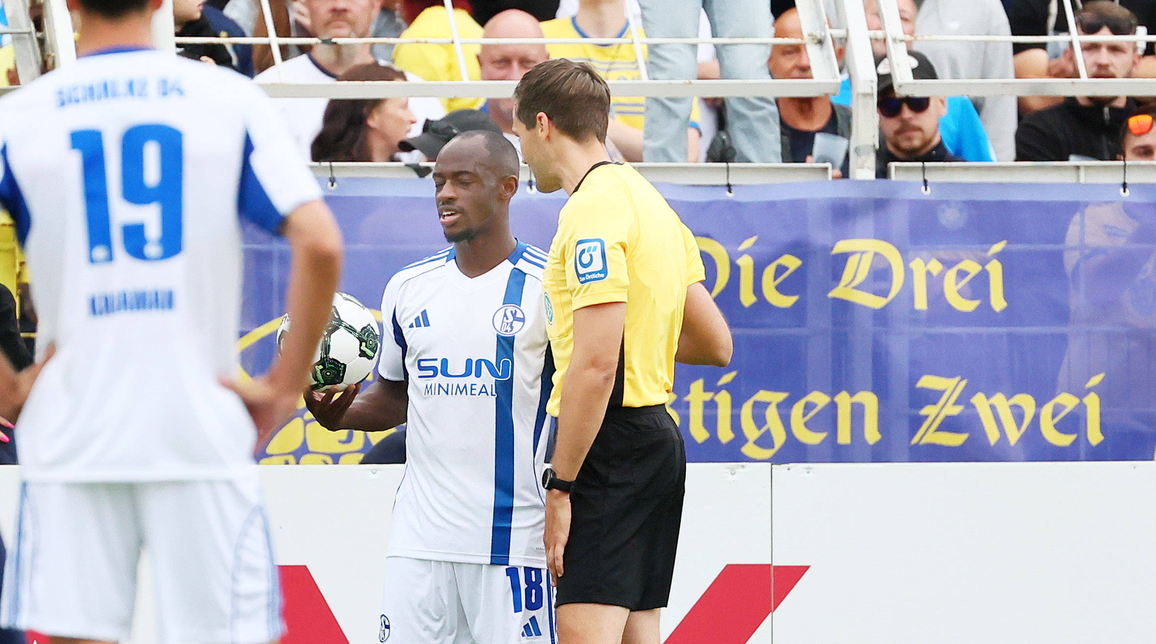 Christopher Antwi-Adjei im Gespräch mit dem Schiedsrichter