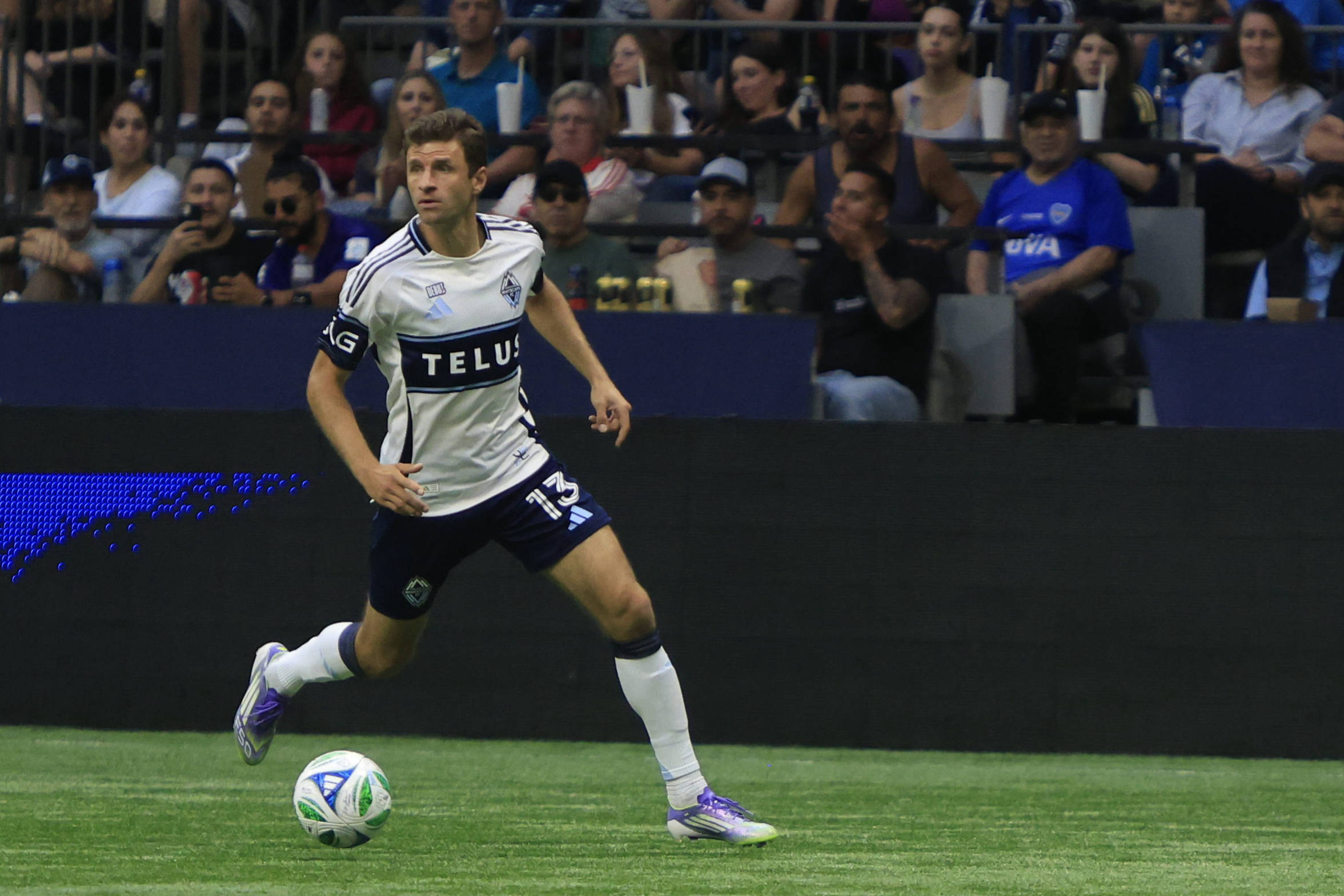 Thomas Müller dribbelt mit Ball im Vancouver-Trikot.
