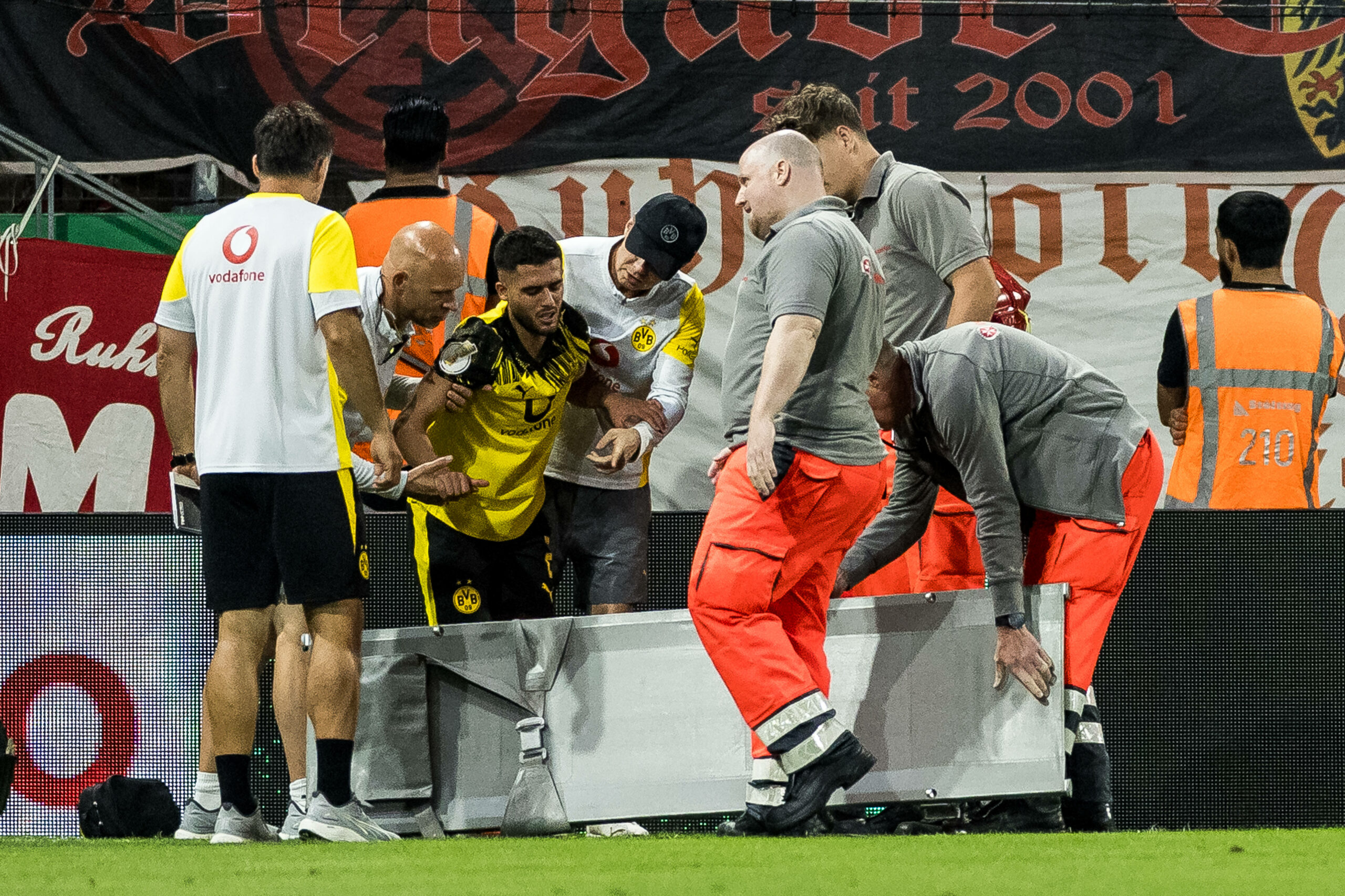 Yan Couto (3.v.l.) wird vom Platz getragen