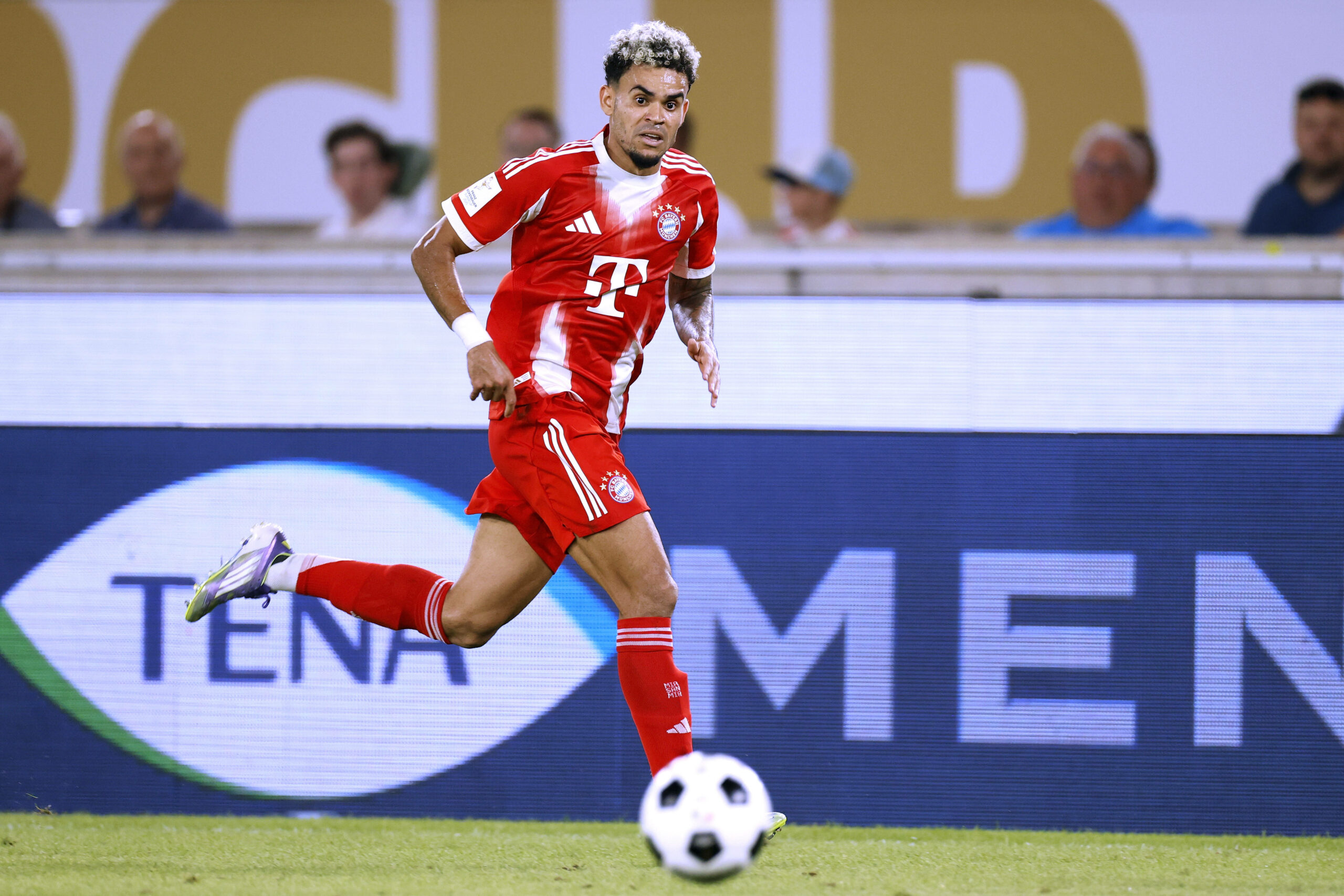 Luis Díaz dribbelt im Bayern-Dress.