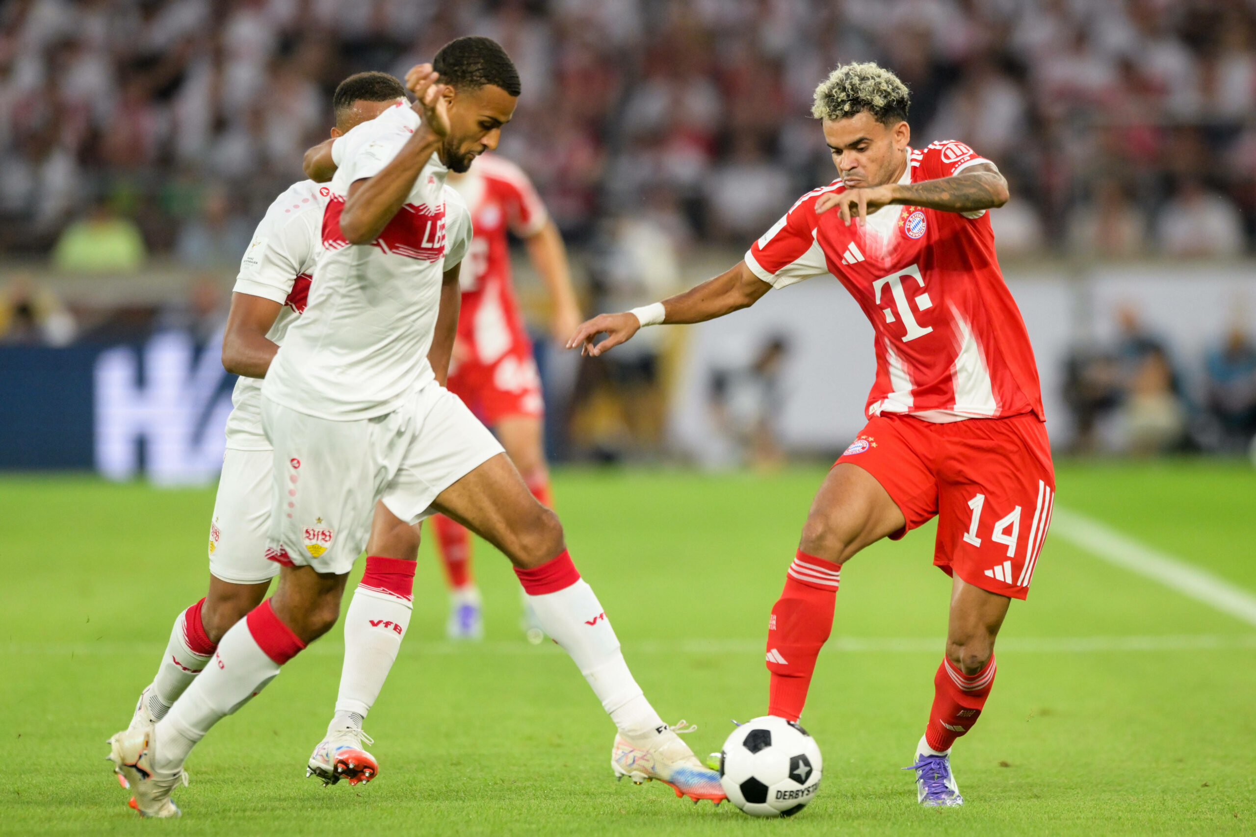 Luis Díaz (r.) im Zweikampf mit Josha Vagnoman
