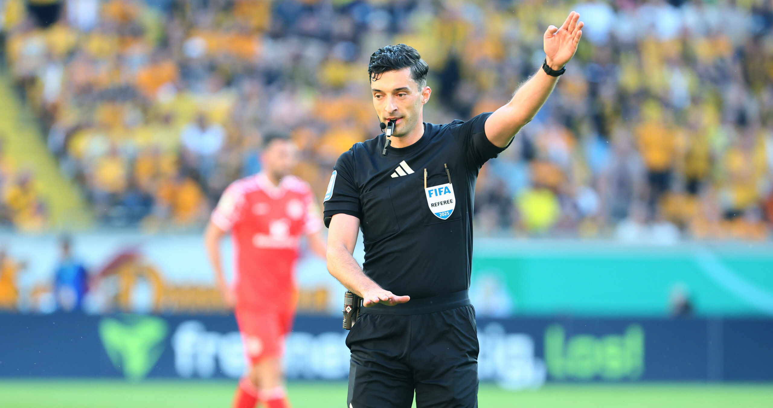 Florian Badstübner mit der Pfeife im Mund