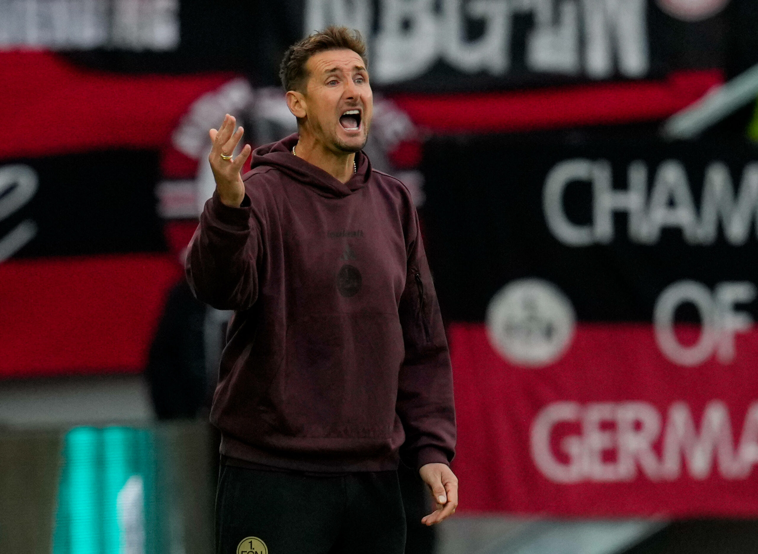 Miroslav Klose gibt Kommandos