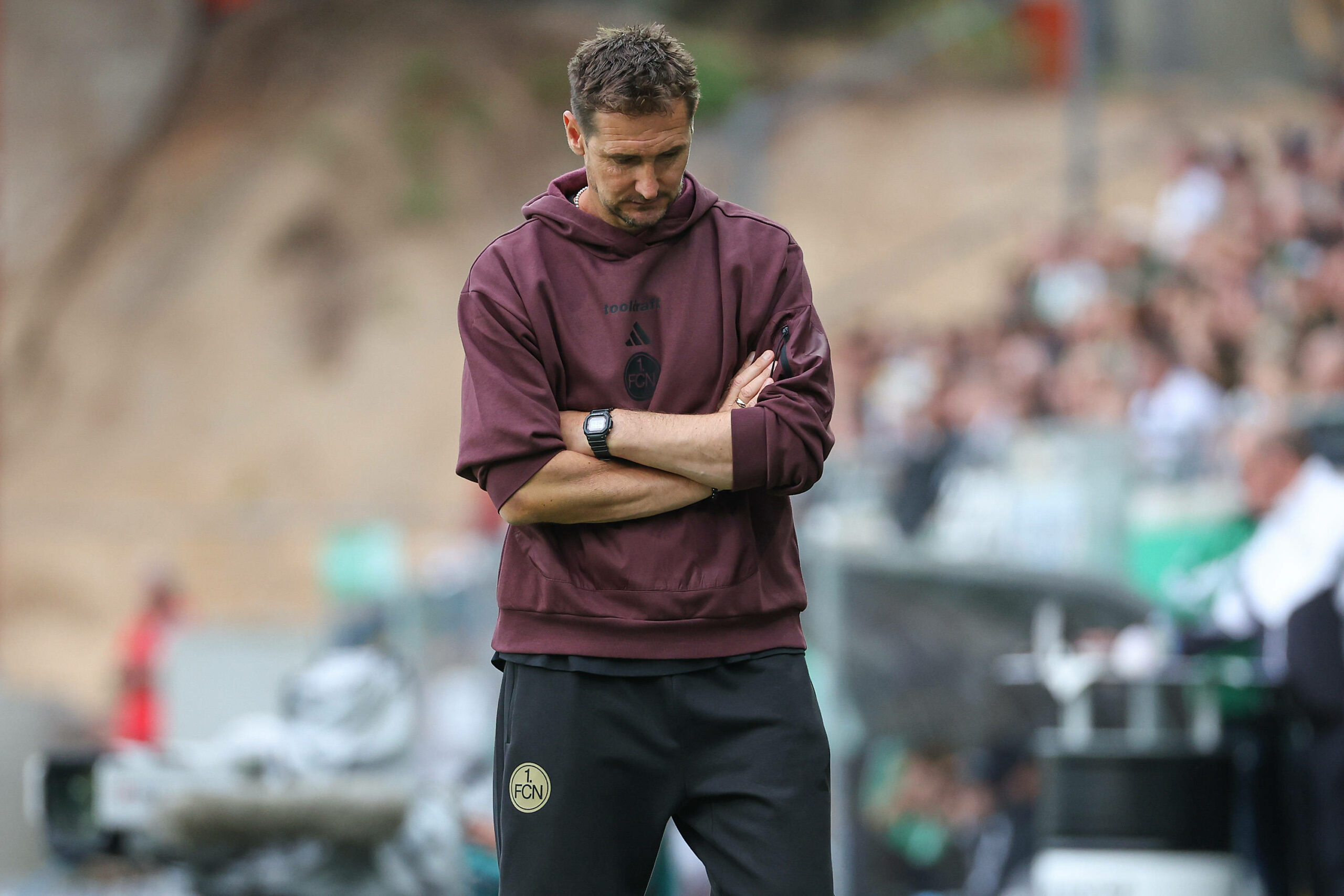 Miroslav Klose guckt auf den Boden