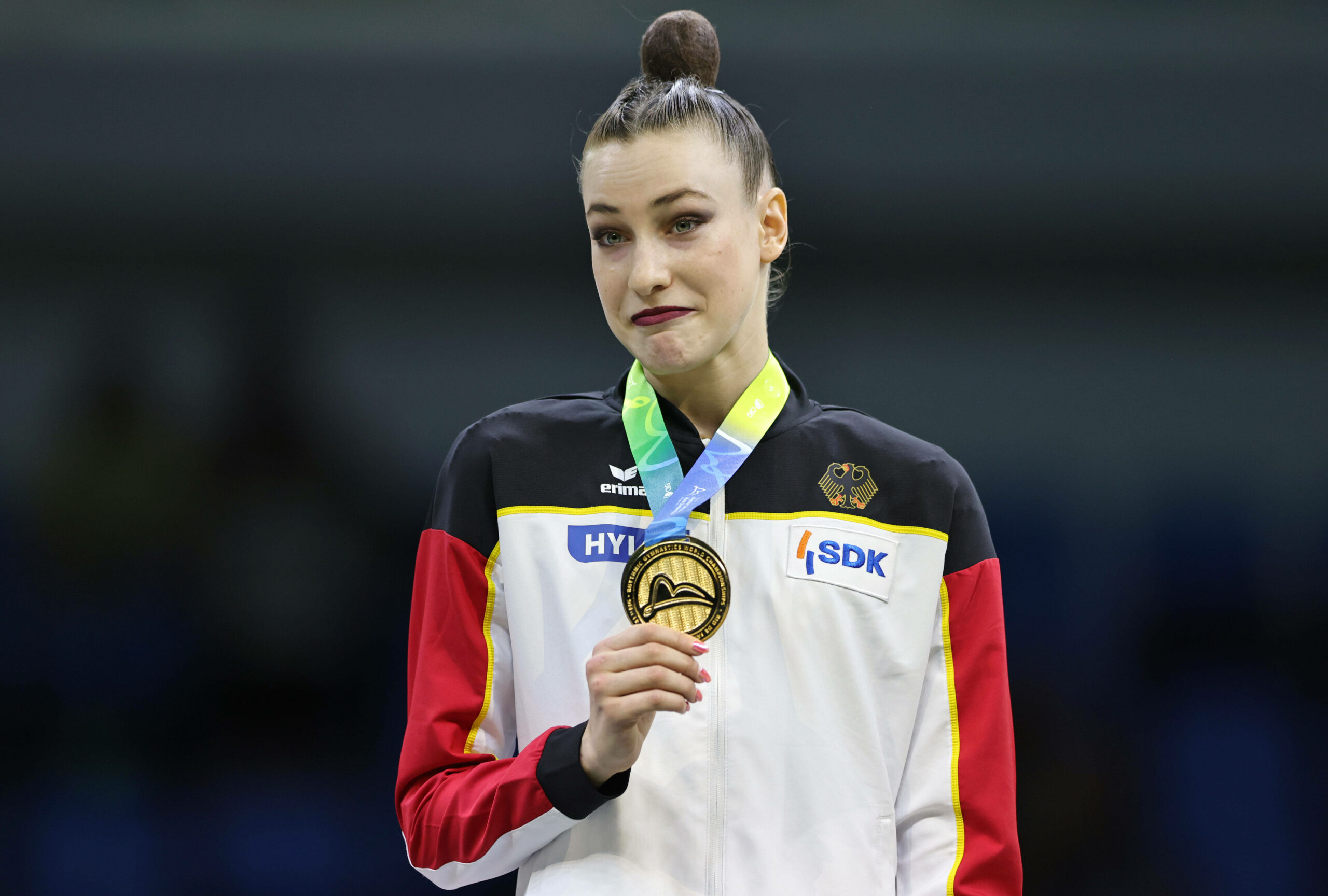 Darja Varfolomeev schaut überrascht, als die georgische Hymne gespielt wird