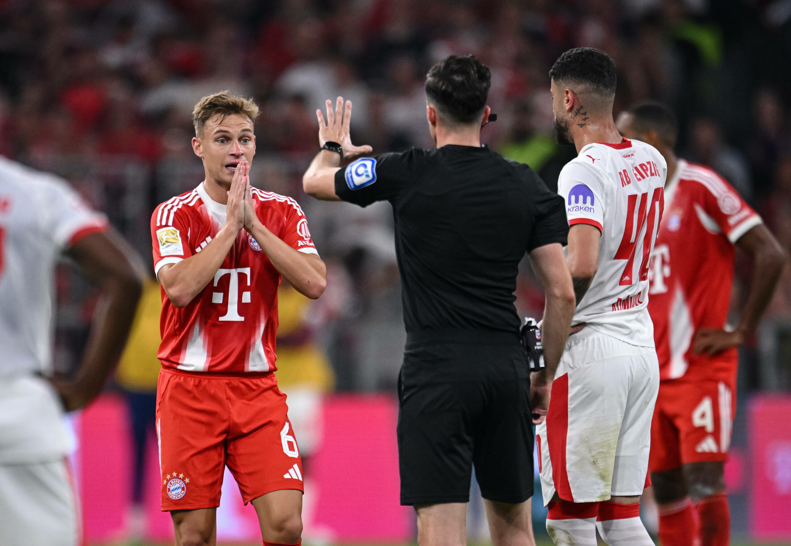 Joshua Kimmich (l.) redet mit dem Schiedsrichter