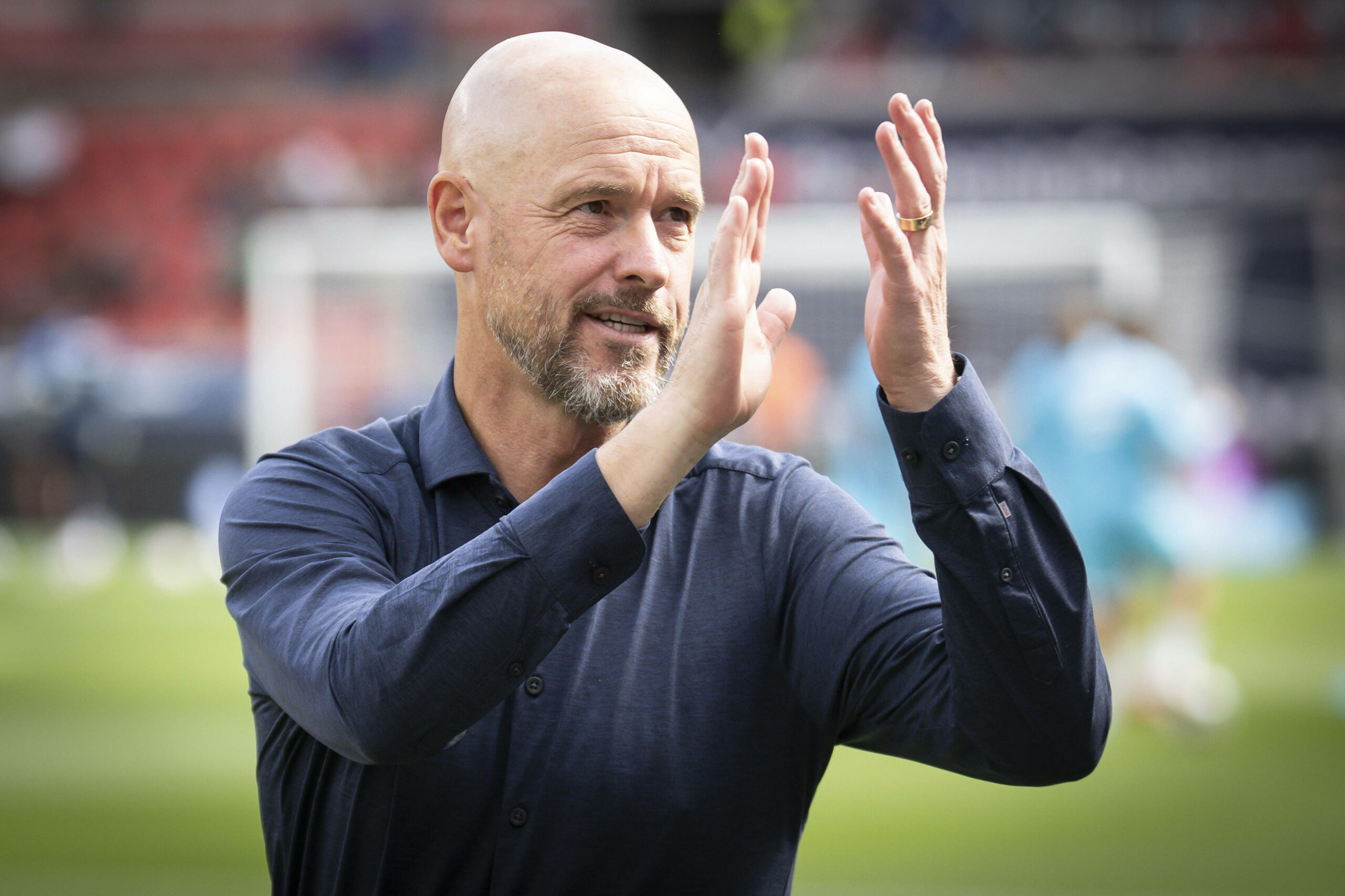 Erik ten Haag applaudiert den Fans.