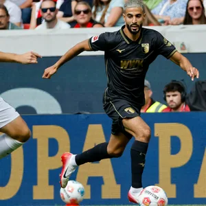 Elias Saad im Dress des FC Augsburg