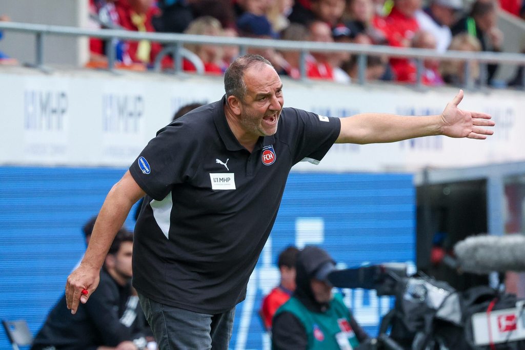 Frank Schmidt dirigiert seine Mannschaft