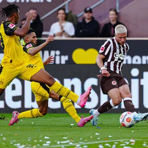 St. Paulis Louis Oppie gegen den BVB am Ball