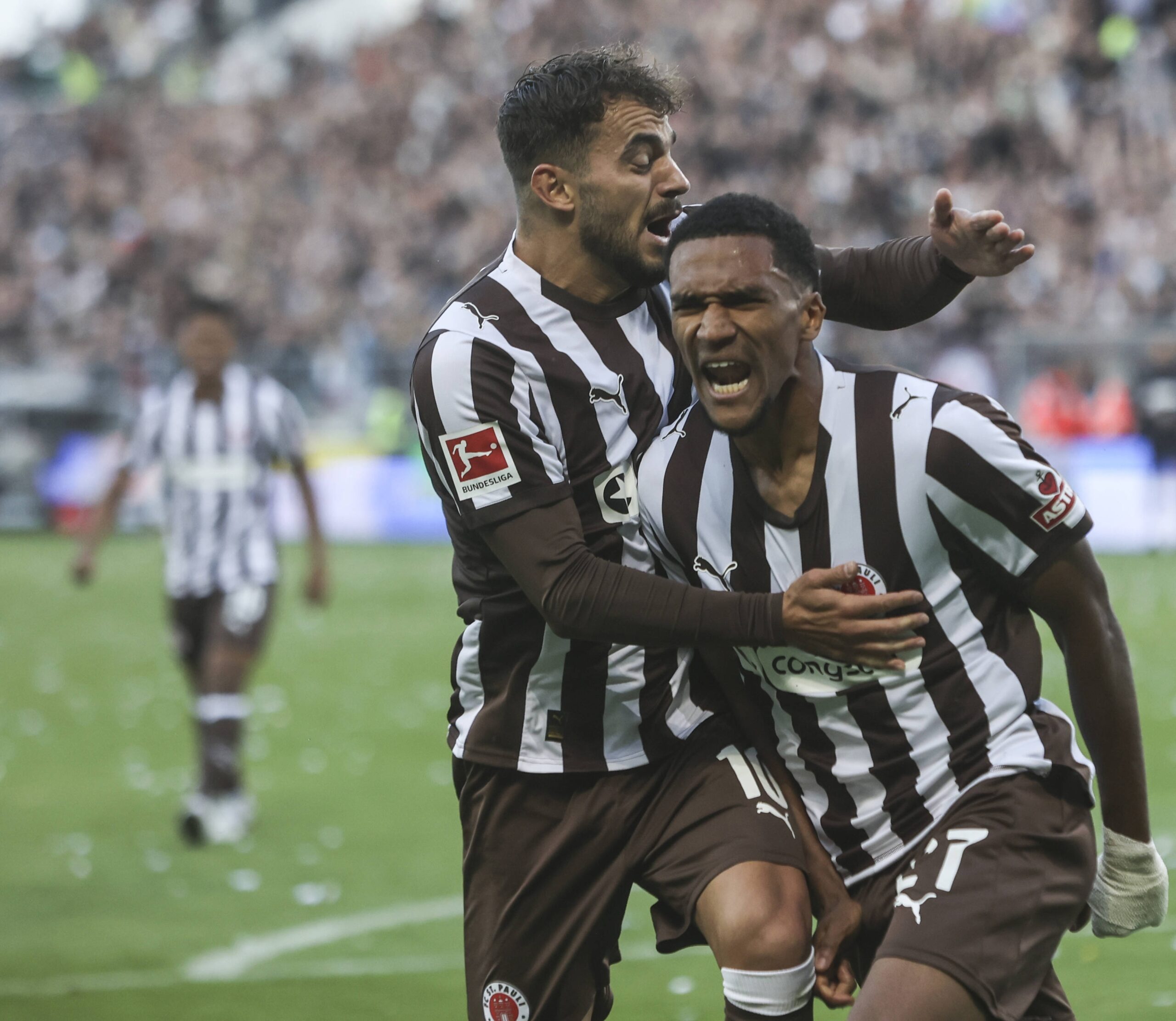 Andréas Hountondji jubelt mit Danel Sinani
