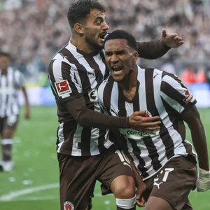 Andréas Hountondji jubelt mit Danel Sinani
