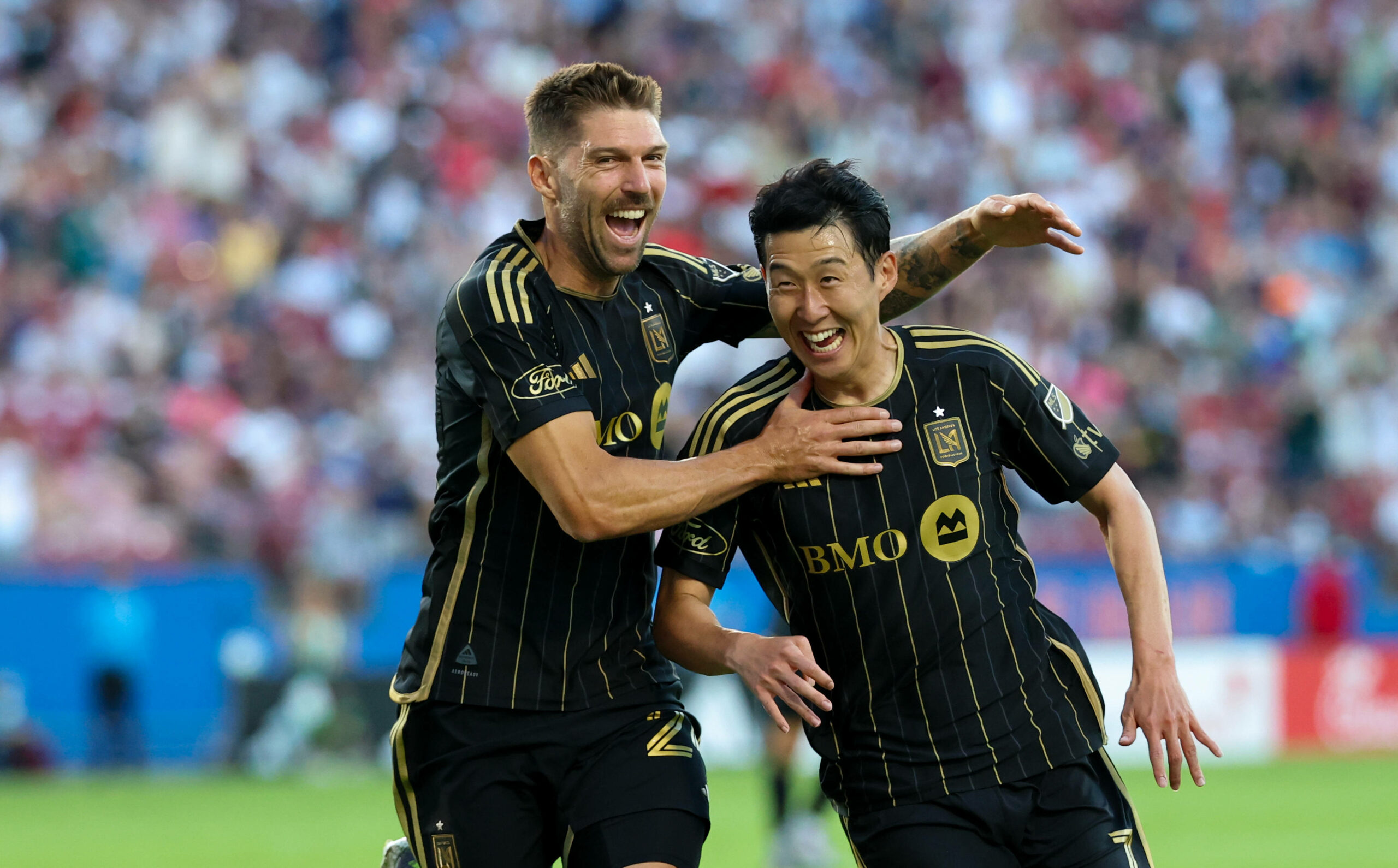 Heung-min Son (r.) jubelt mit Ryan Hollingshead