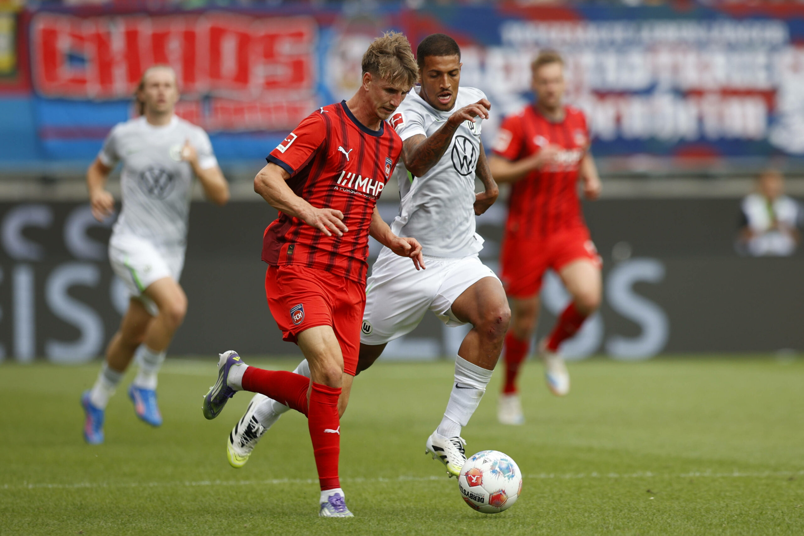 Jan Schöppner (2.v.l.) im Zweikampf mit Vini Souza