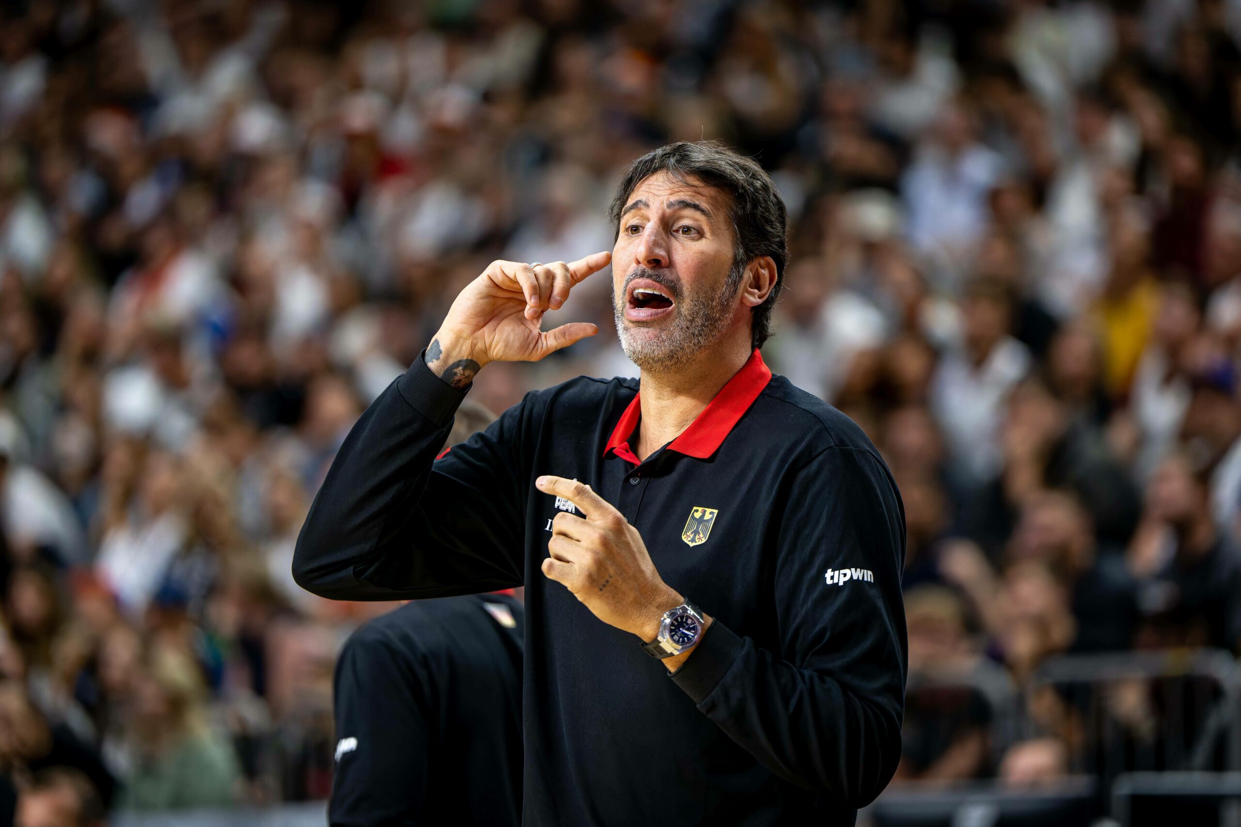 Köln: Bundestrainer Alex Mumbru beim Testspiel Deutschland gegen Spanien.