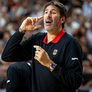 Köln: Bundestrainer Alex Mumbru beim Testspiel Deutschland gegen Spanien.