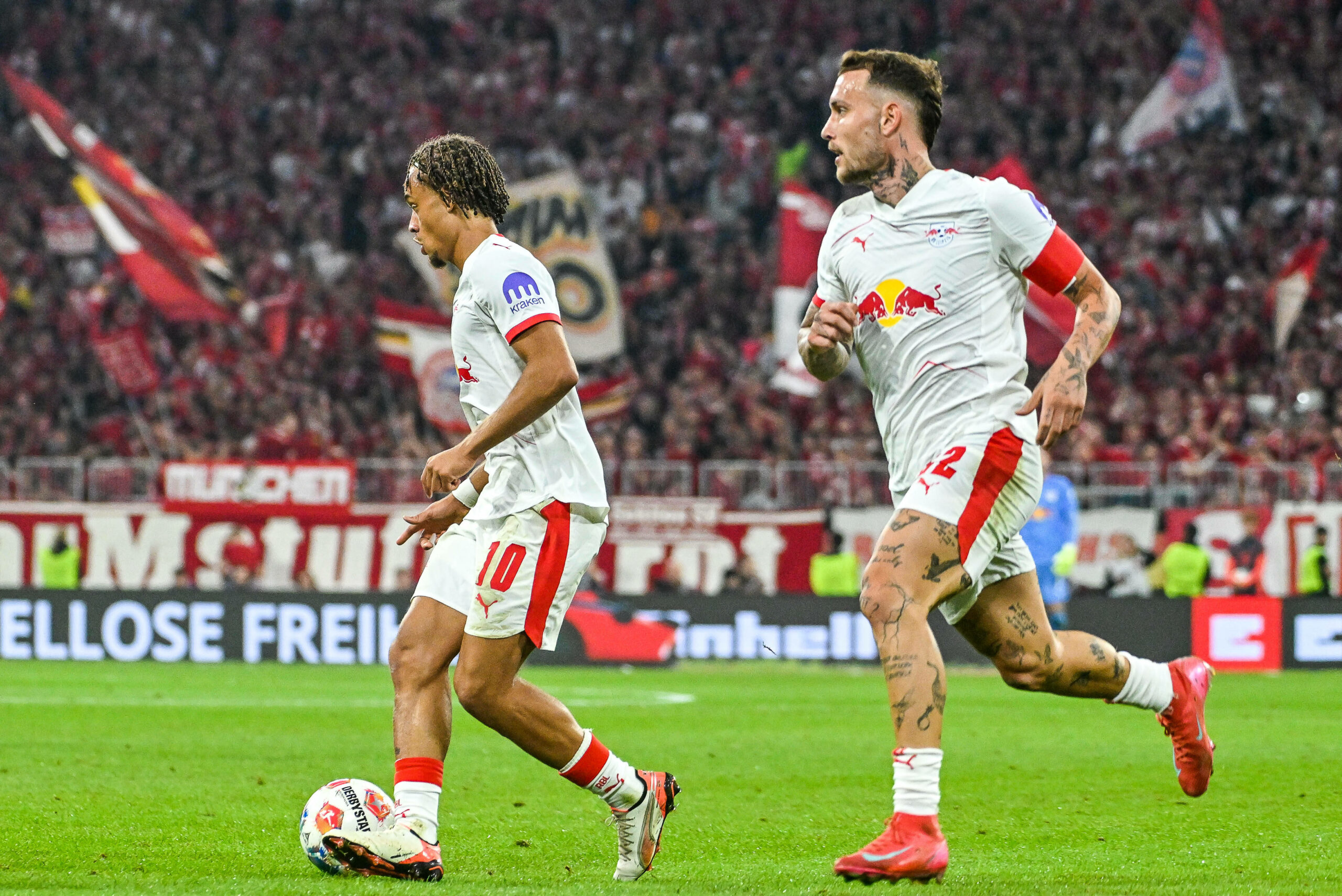 Xavi Simons führt den Ball, David Raum hinterläuft