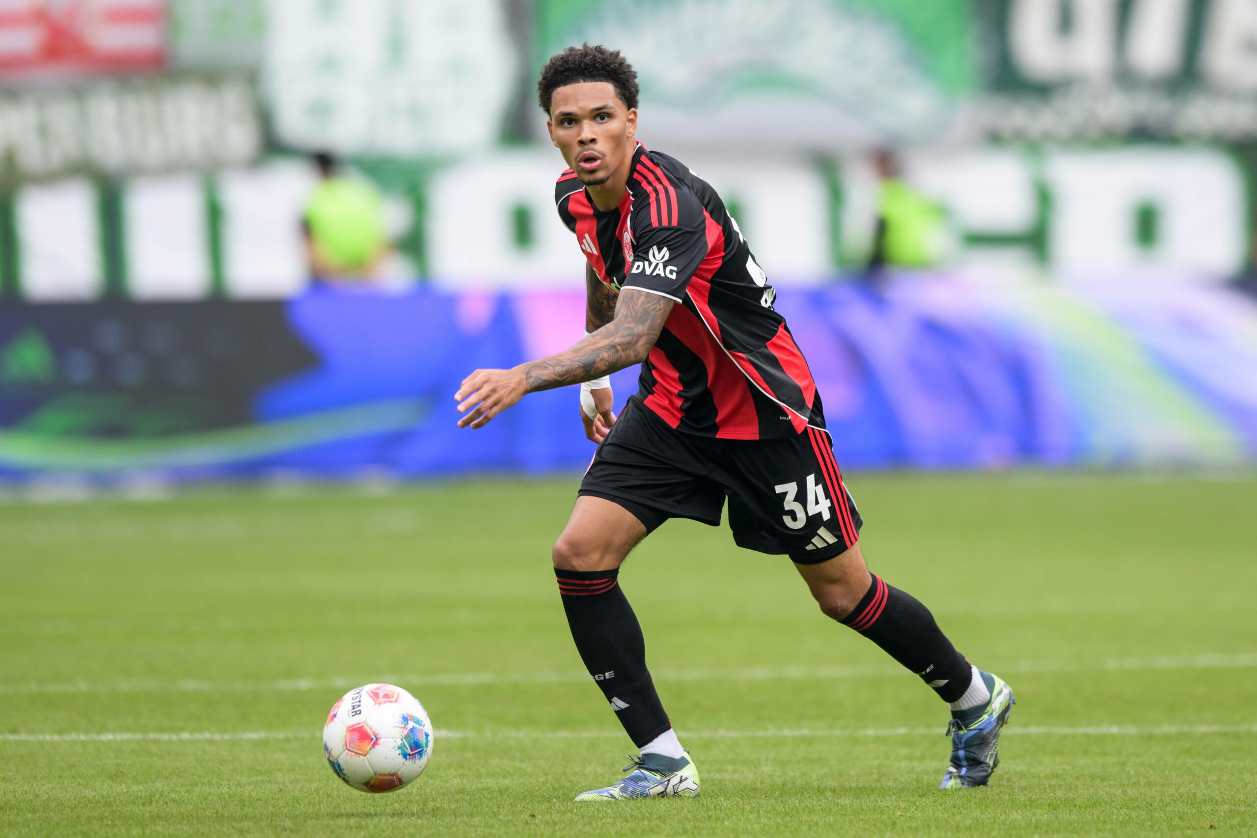 Nnamdi Collins am Ball für Eintracht Frankfurt