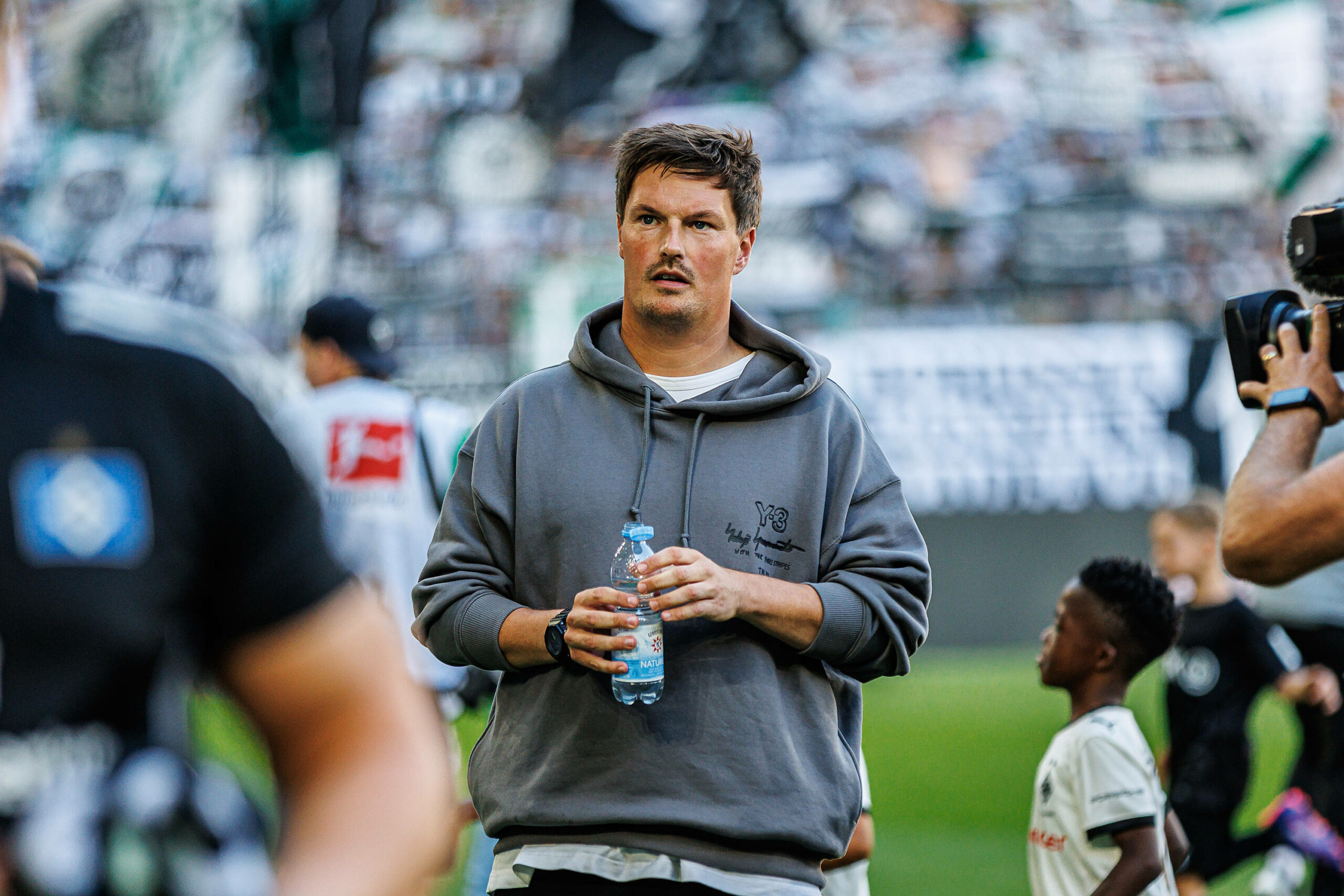 Merlin Polzin am Spielfeldrand in Gladbach