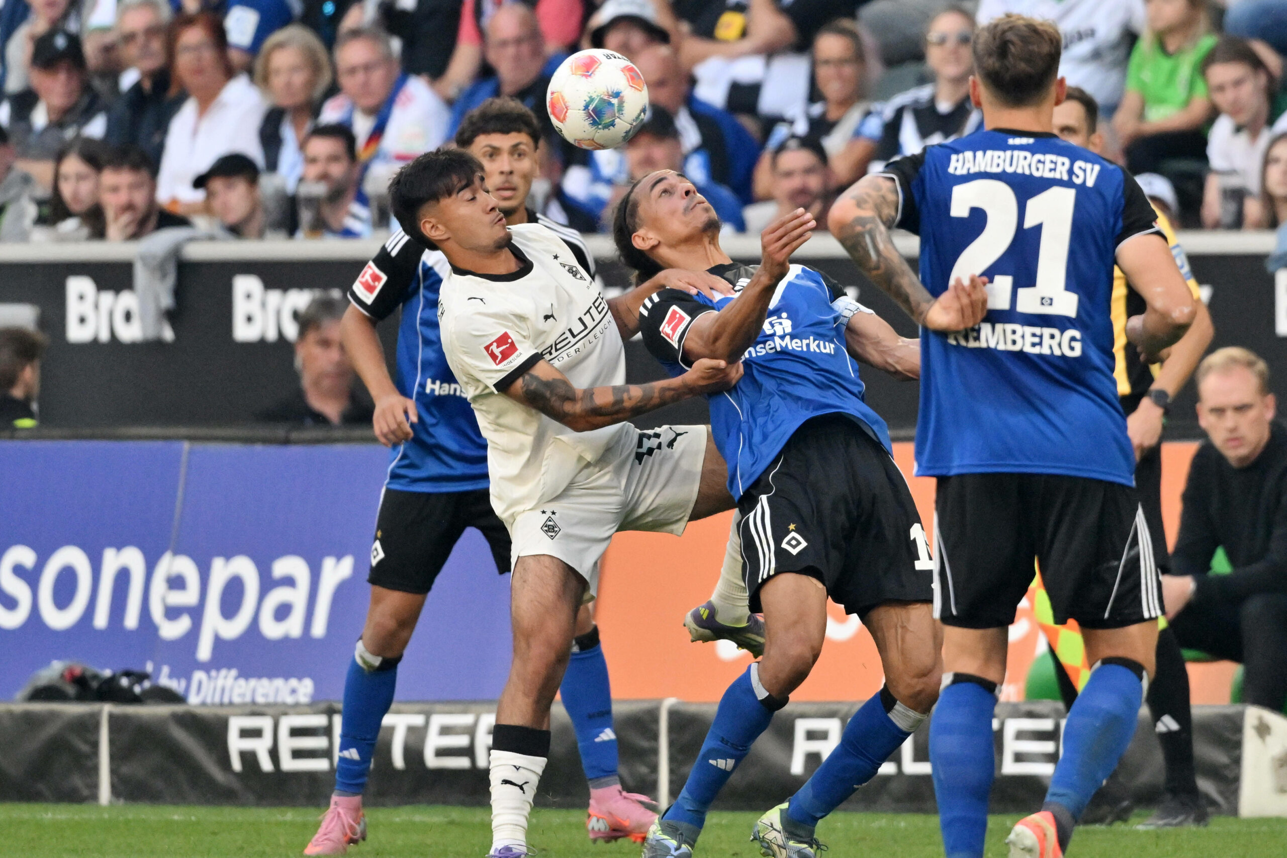 Jens Castrop (2.v.l) im Zweikampf mit Yussuf Poulsen
