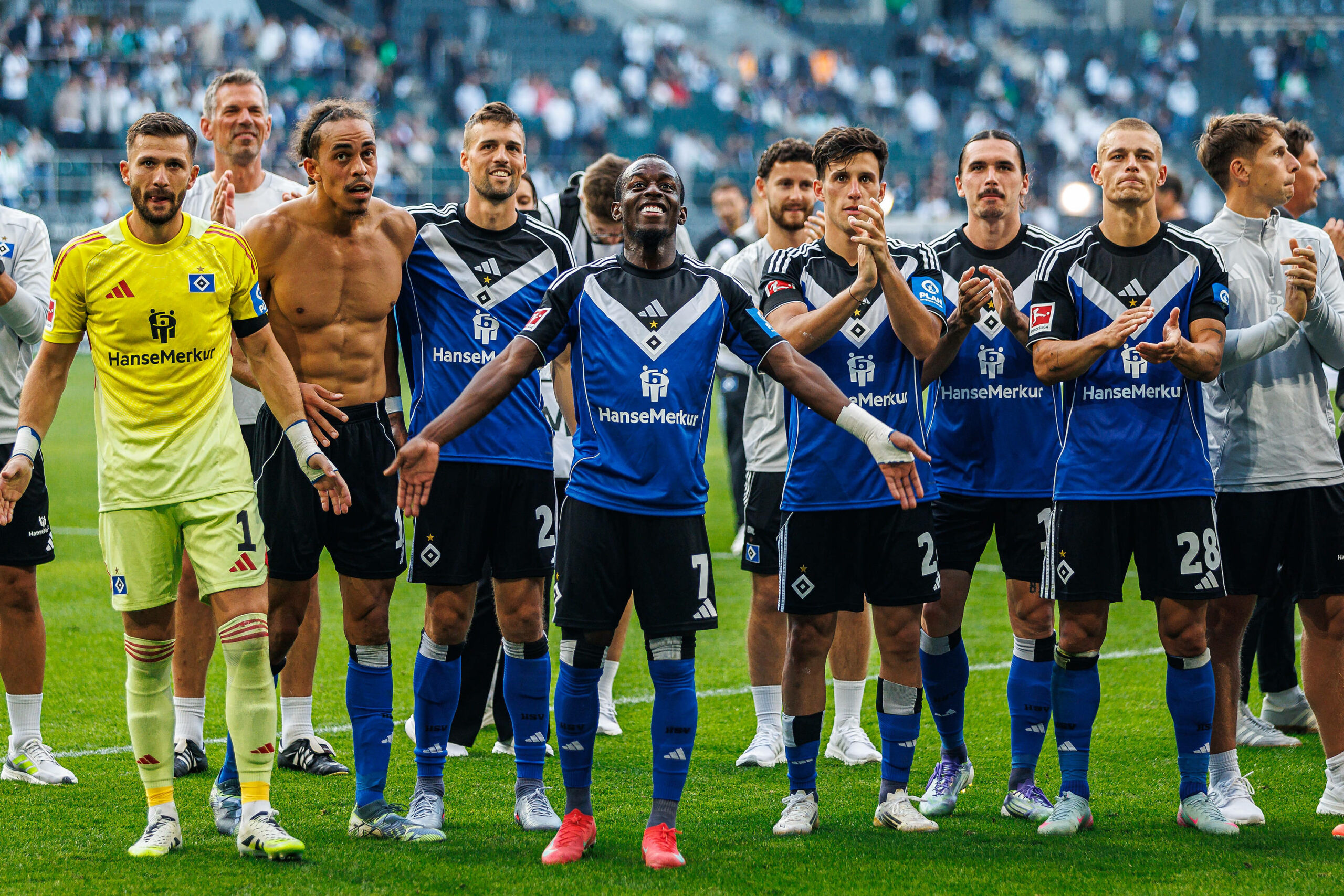 Verdienter Lohn: Die HSV-Profis bejubeln den Punkt in Gladbach vor ihren Fans.